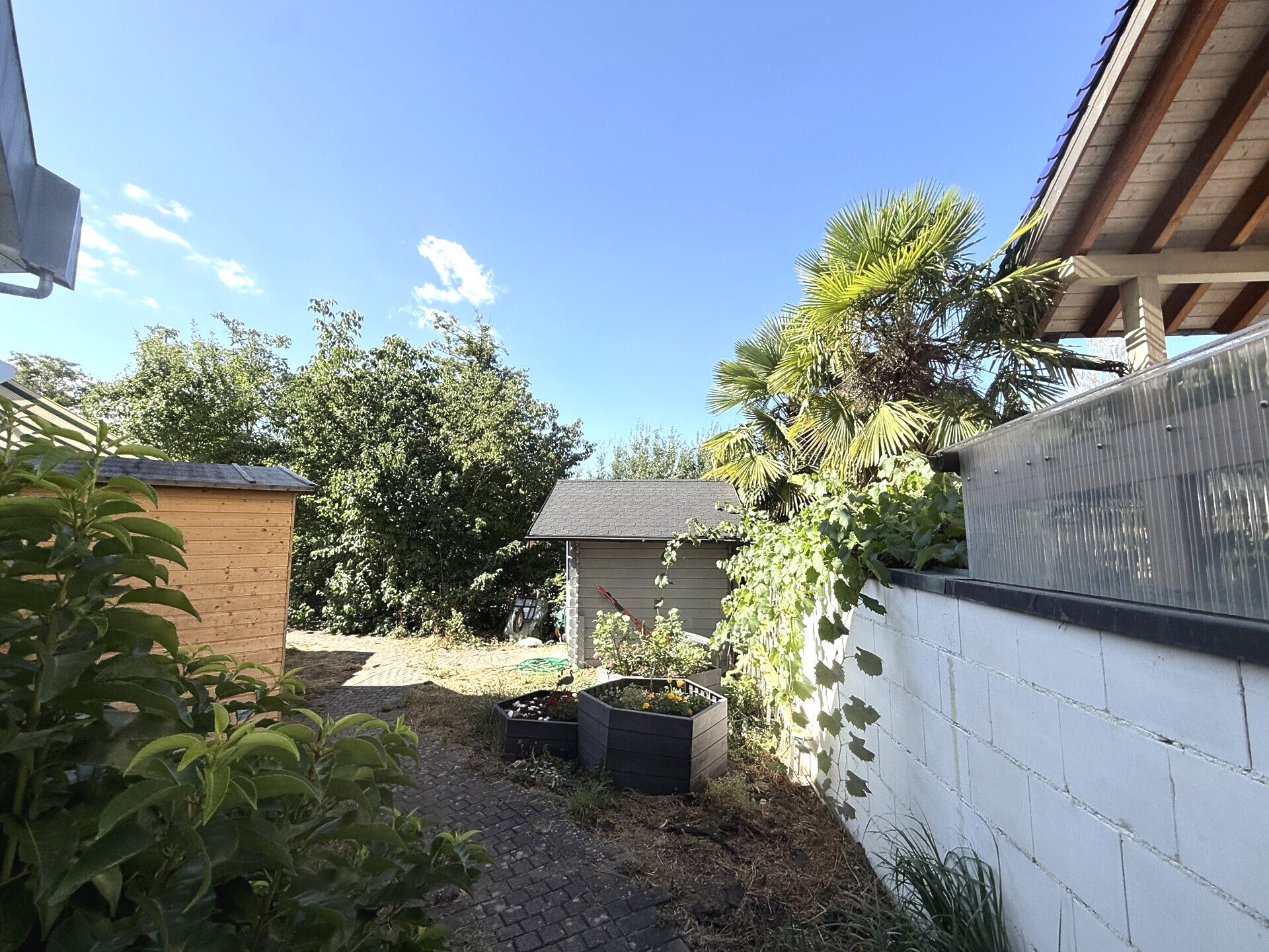 Immobilienangebot - Haßloch - Alle - Wohn- und Geschäftshaus mit 2 WE, 3 Gewerbeeinheiten, 5 Garagen und 12 Stellplätzen in Haßloch