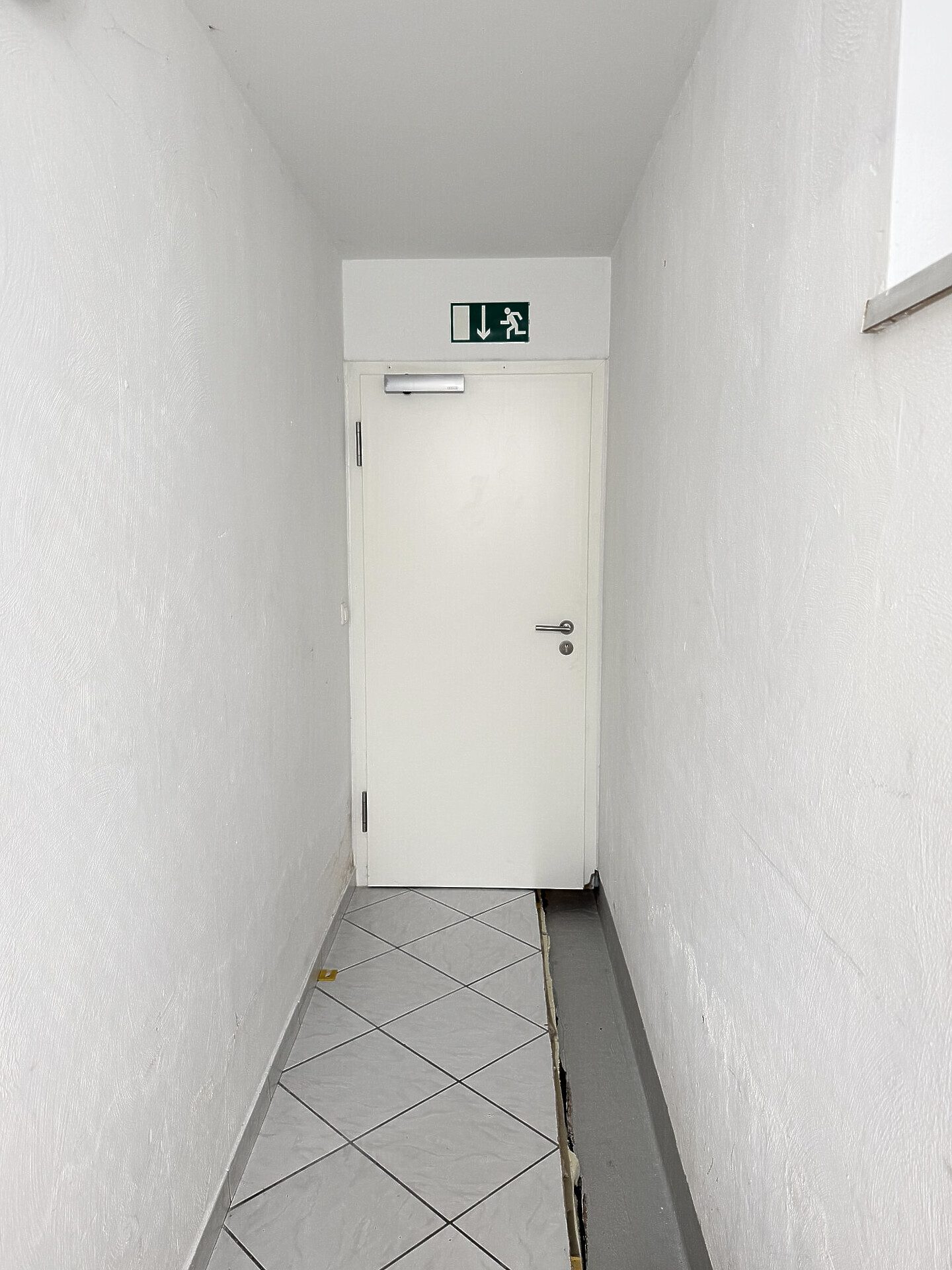 Immobilienangebot - Haßloch - Alle - Wohn- und Geschäftshaus mit 2 WE, 3 Gewerbeeinheiten, 5 Garagen und 12 Stellplätzen in Haßloch