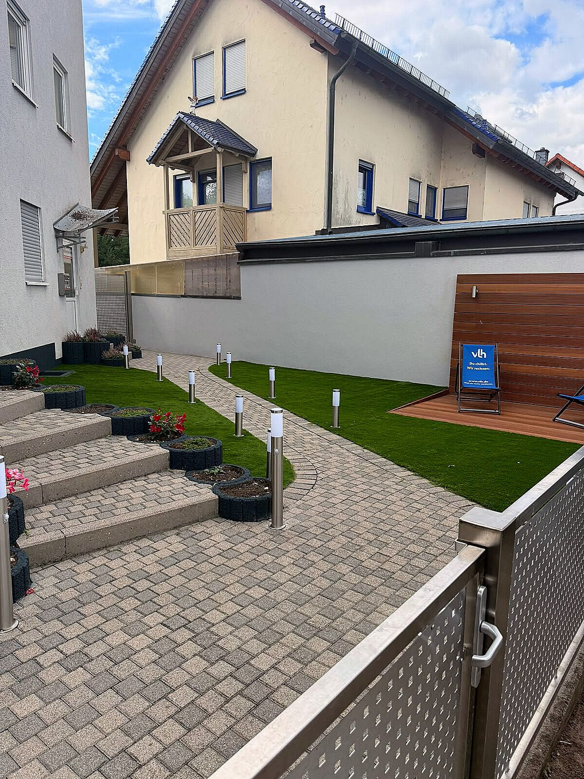 Immobilienangebot - Haßloch - Alle - Wohn- und Geschäftshaus mit 2 WE, 3 Gewerbeeinheiten, 5 Garagen und 12 Stellplätzen in Haßloch