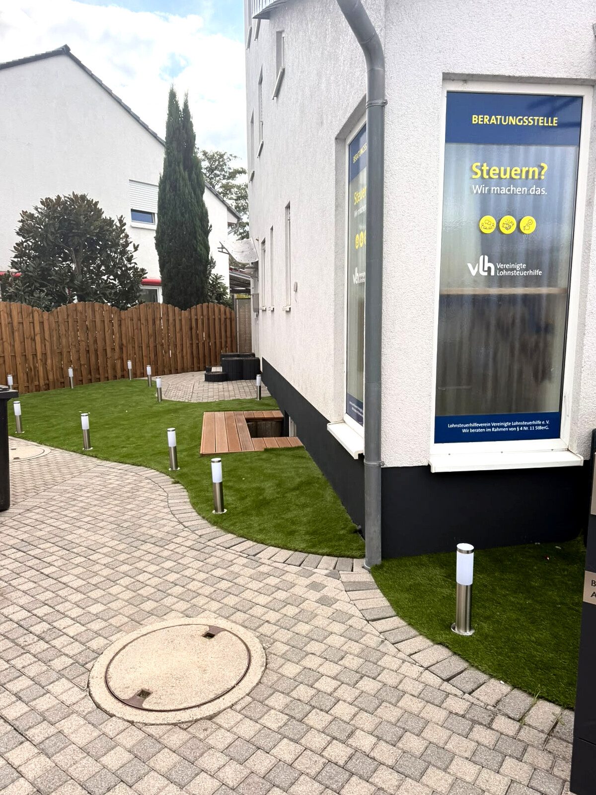 Immobilienangebot - Haßloch - Alle - Wohn- und Geschäftshaus mit 2 WE, 3 Gewerbeeinheiten, 5 Garagen und 12 Stellplätzen in Haßloch