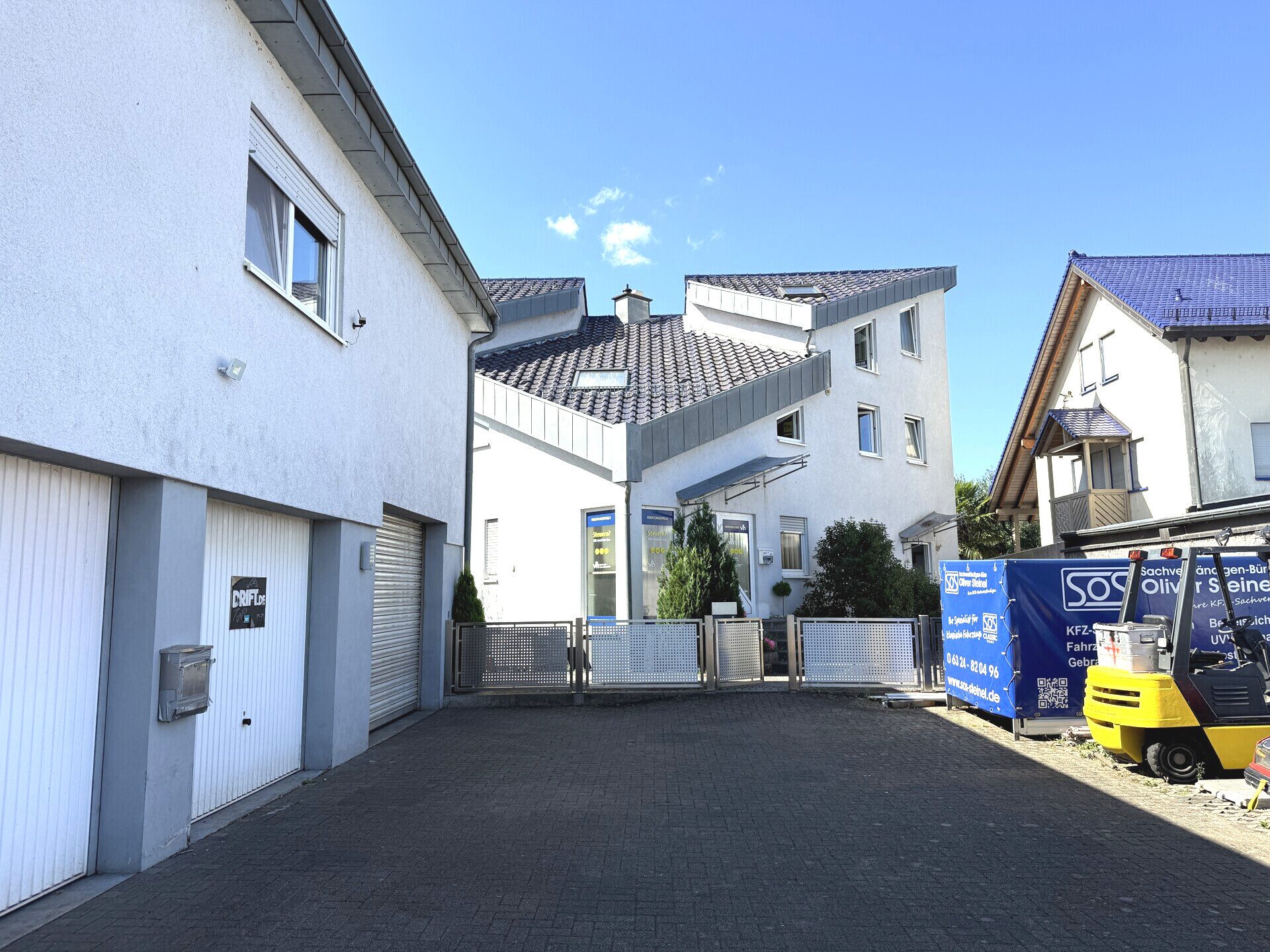 Immobilienangebot - Haßloch - Alle - Wohn- und Geschäftshaus mit 2 WE, 3 Gewerbeeinheiten, 5 Garagen und 12 Stellplätzen in Haßloch