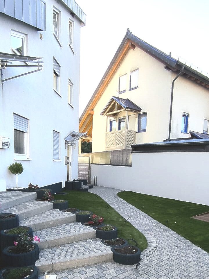 Immobilienangebot - Haßloch - Alle - Wohn- und Geschäftshaus mit 2 WE, 3 Gewerbeeinheiten, 5 Garagen und 12 Stellplätzen in Haßloch