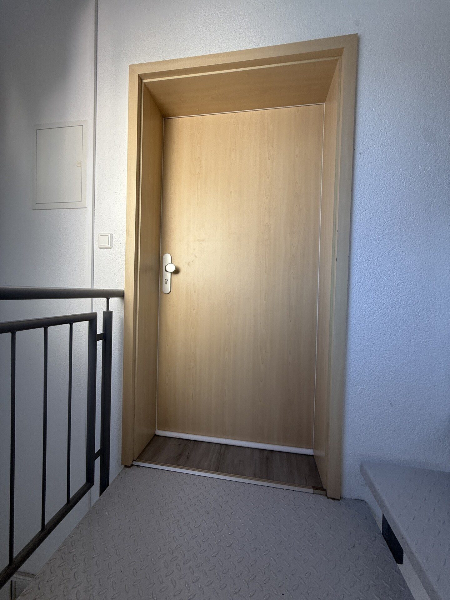 Immobilienangebot - Haßloch - Alle - Wohn- und Geschäftshaus mit 2 WE, 3 Gewerbeeinheiten, 5 Garagen und 12 Stellplätzen in Haßloch