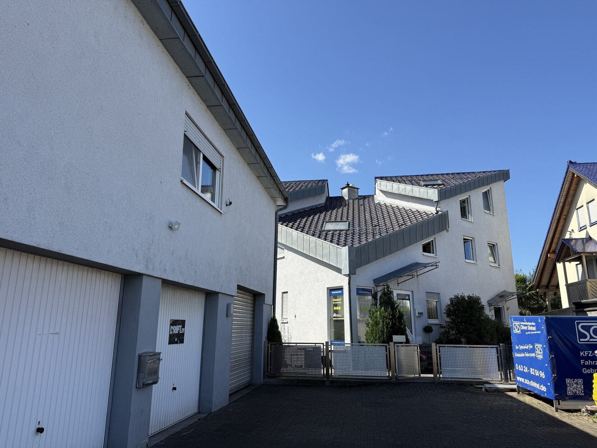 Immobilienangebot - Haßloch - Alle - Wohn- und Geschäftshaus mit 2 WE, 3 Gewerbeeinheiten, 5 Garagen und 12 Stellplätzen in Haßloch