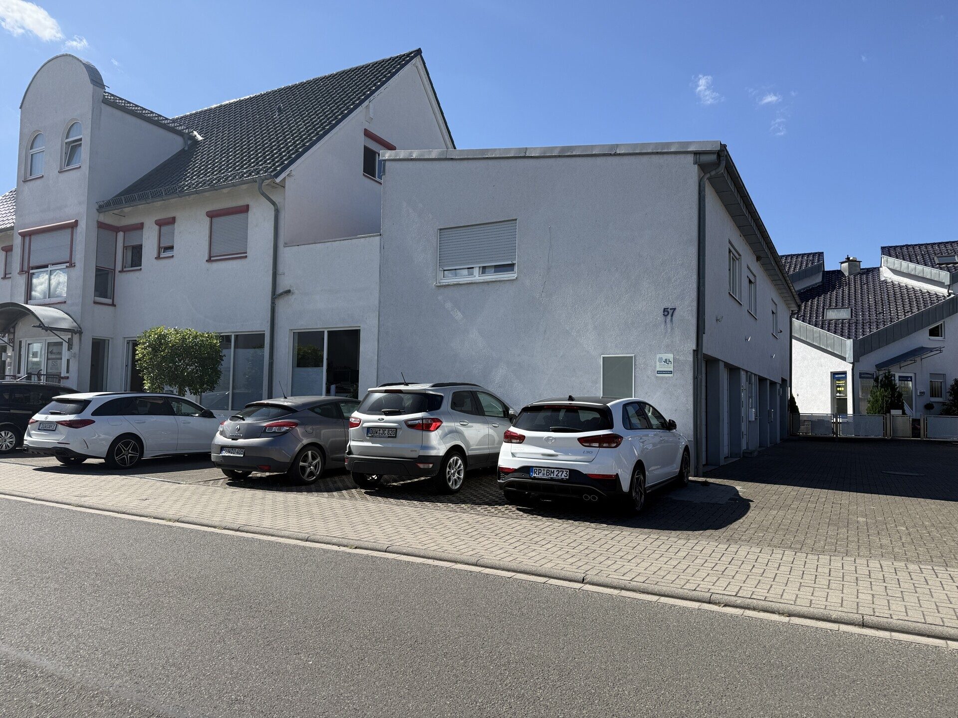 Immobilienangebot - Haßloch - Alle - Wohn- und Geschäftshaus mit 2 WE, 3 Gewerbeeinheiten, 5 Garagen und 12 Stellplätzen in Haßloch