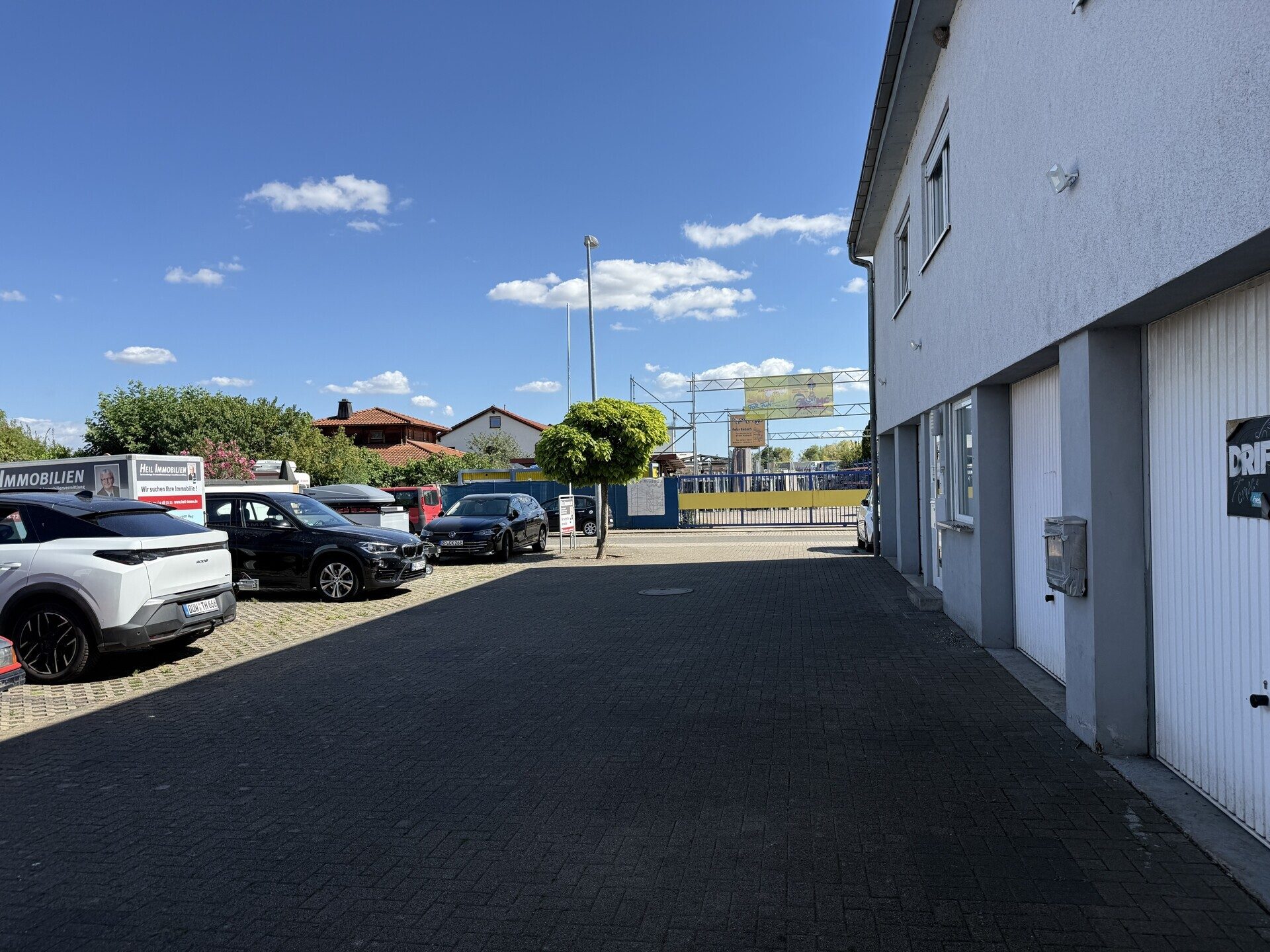 Immobilienangebot - Haßloch - Alle - Wohn- und Geschäftshaus mit 2 WE, 3 Gewerbeeinheiten, 5 Garagen und 12 Stellplätzen in Haßloch