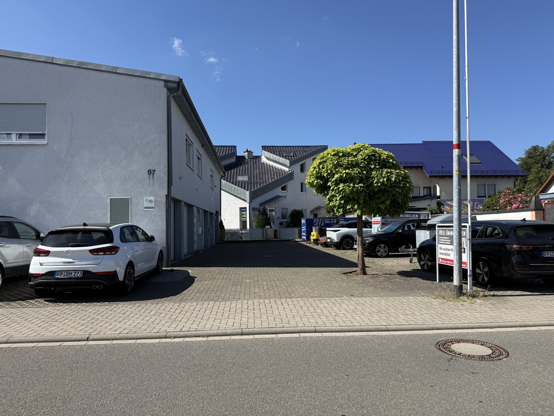 Immobilienangebot - Haßloch - Alle - Wohn- und Geschäftshaus mit 2 WE, 3 Gewerbeeinheiten, 5 Garagen und 12 Stellplätzen in Haßloch