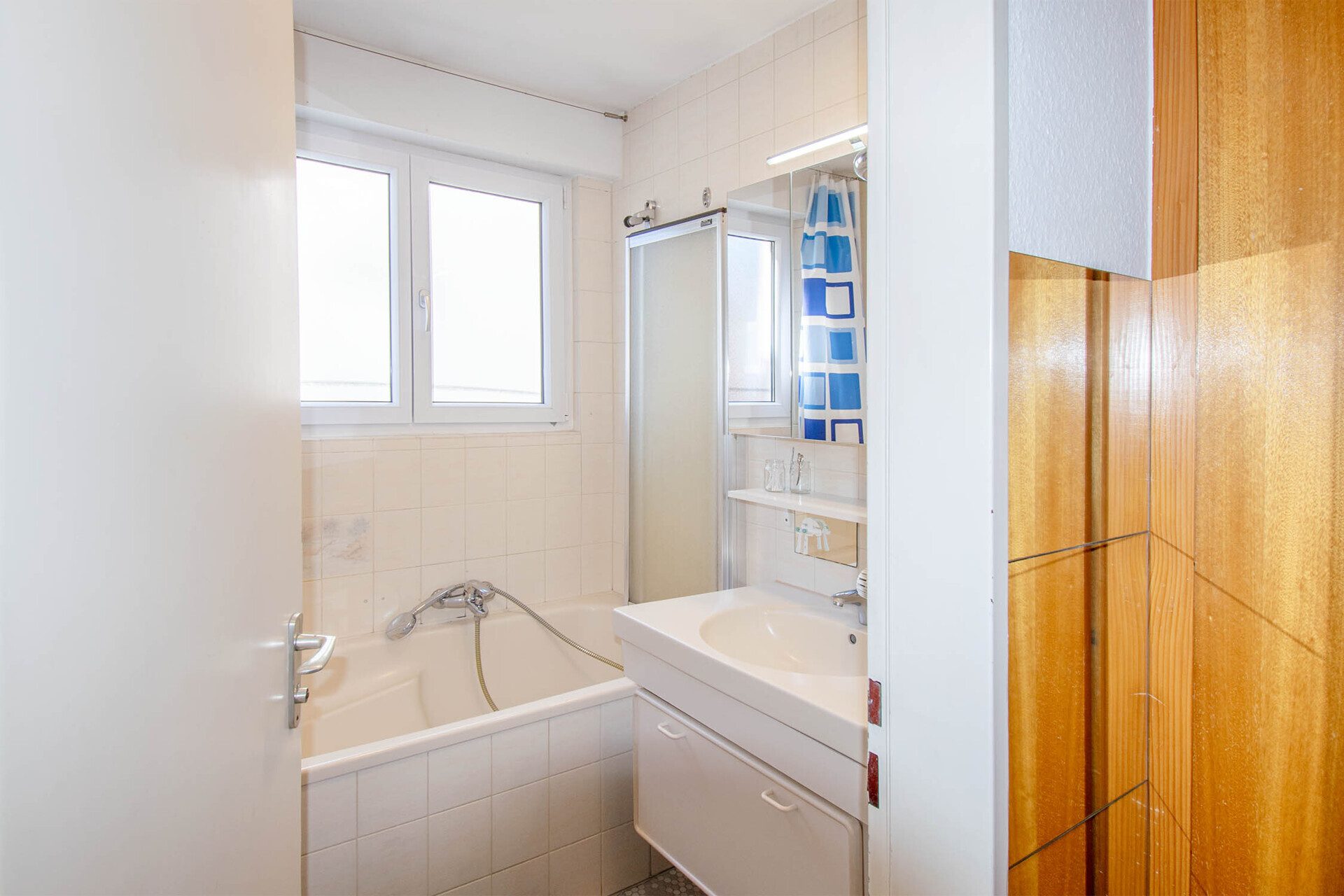 Immobilienangebot - Ostfildern / Kemnat - Alle - Charmantes Wohn- und Geschäftshaus mit großem Garten und vielseitigem Potenzial; optimal für Kapitalanleger mit teilweise Eigennutz