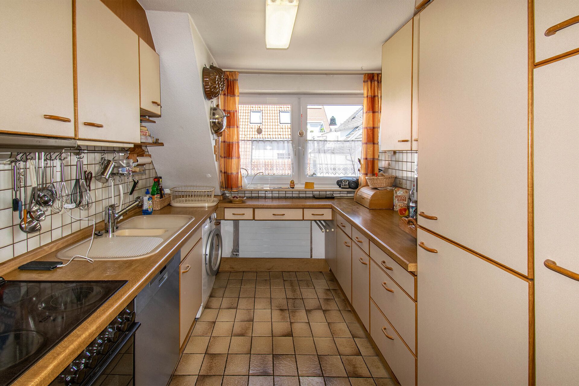 Immobilienangebot - Ostfildern / Kemnat - Alle - Charmantes Wohn- und Geschäftshaus mit großem Garten und vielseitigem Potenzial; optimal für Kapitalanleger mit teilweise Eigennutz