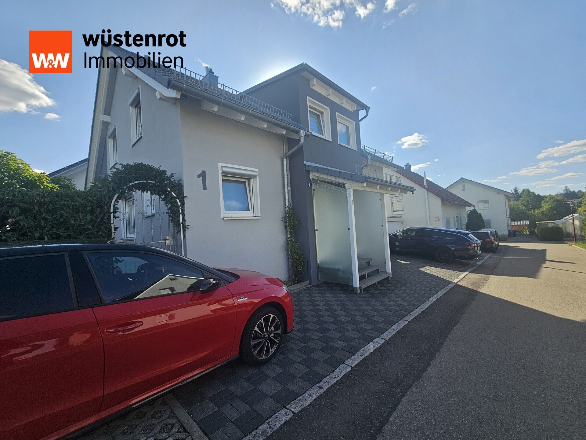 Blick von der Straße Immobilienangebot - Dusslingen - Alle - Hier können Sie sofort einziehen – junges Haus mit Einliegerbereich, Kamin & Sauna.
Ihre Chance!