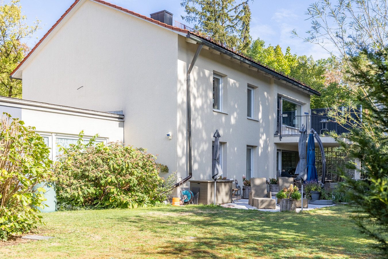 Immobilienangebot - Ottobrunn / Riemerling - Alle - Viel Raum, viele Möglichkeiten – großzügiges Wohn- und Geschäftshaus mit Garten, Terrasse und Balkon