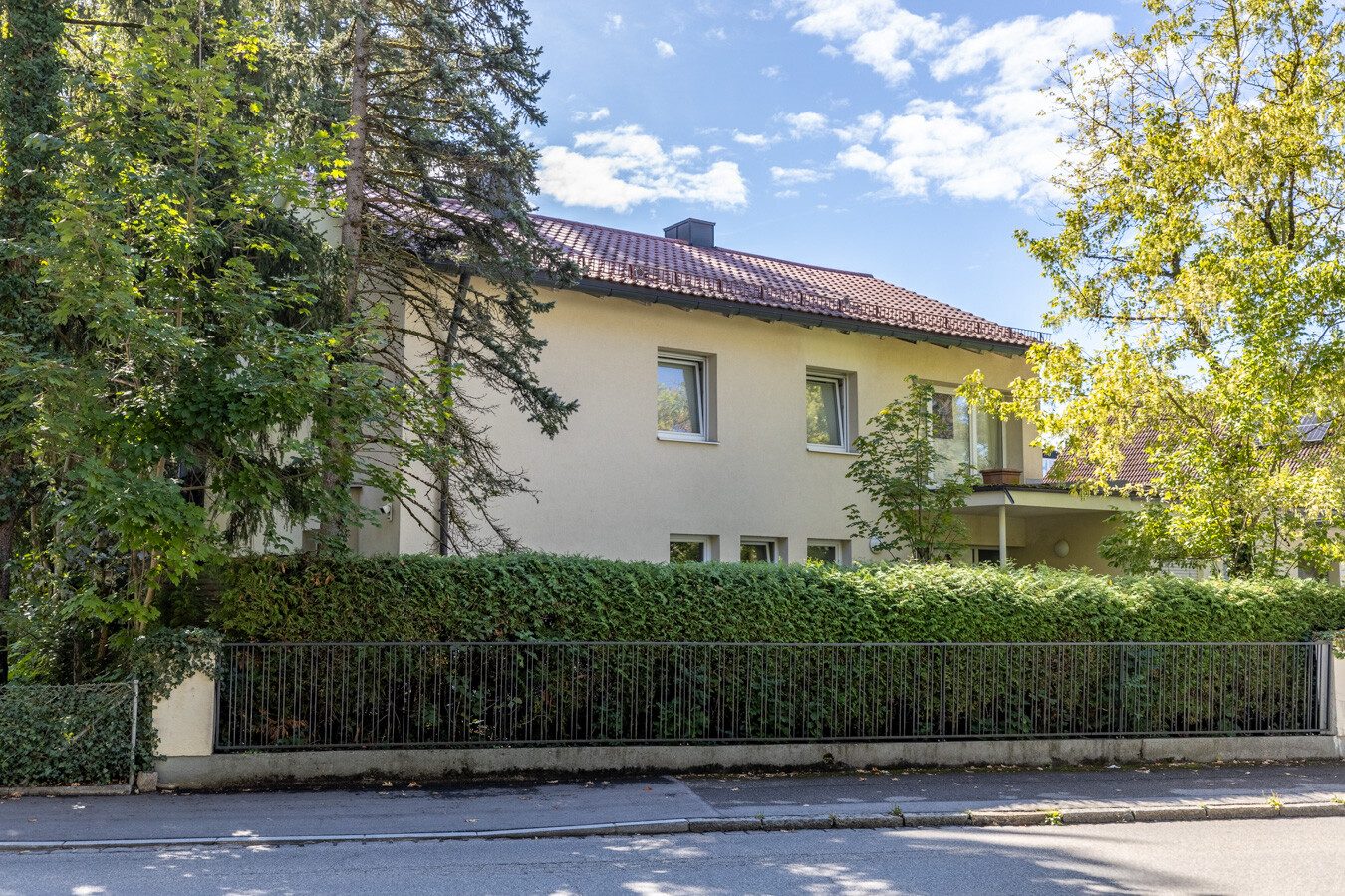 Immobilienangebot - Ottobrunn / Riemerling - Alle - Viel Raum, viele Möglichkeiten – großzügiges Wohn- und Geschäftshaus mit Garten, Terrasse und Balkon