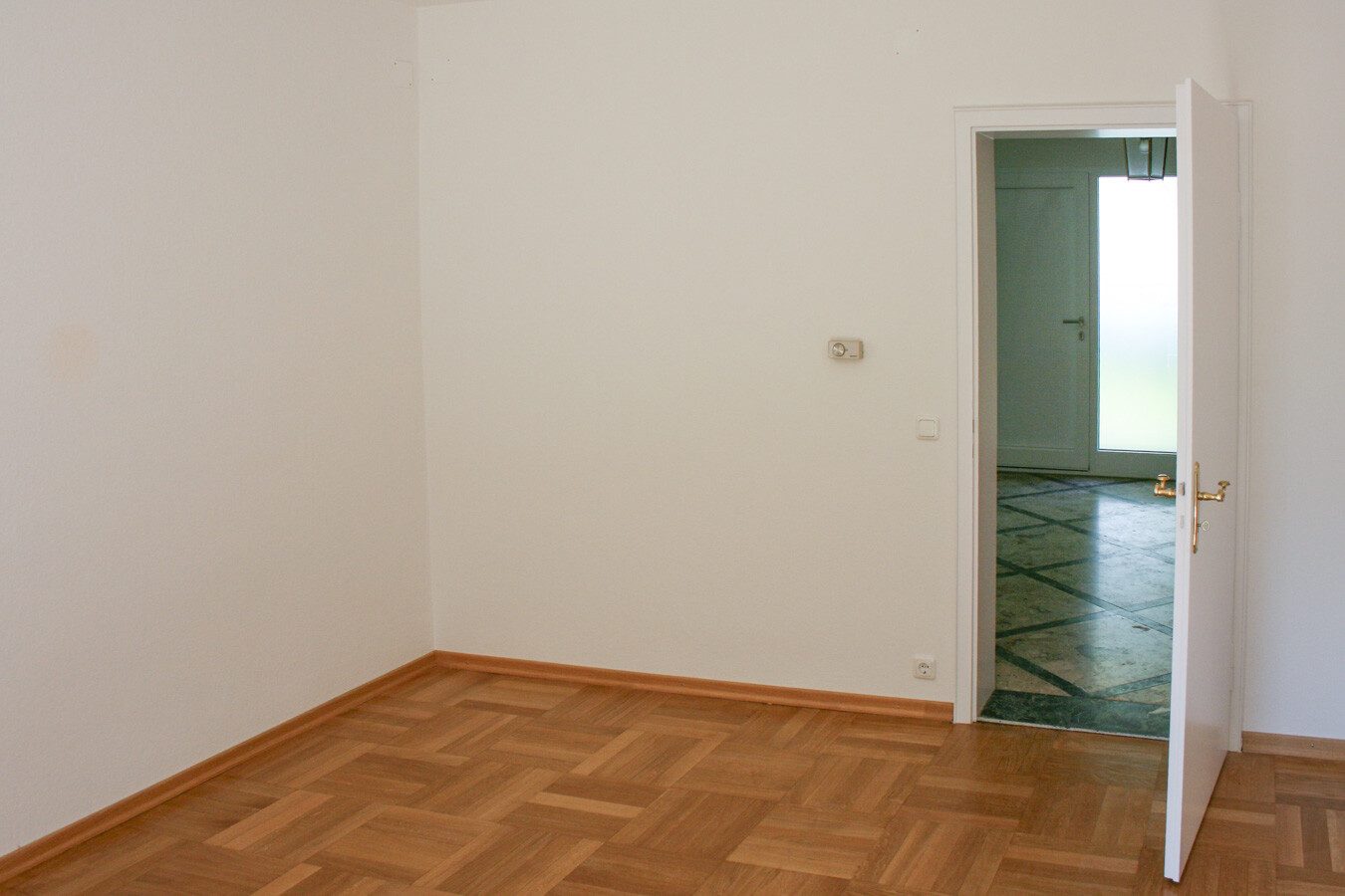 Immobilienangebot - Ottobrunn / Riemerling - Alle - Viel Raum, viele Möglichkeiten – großzügiges Wohn- und Geschäftshaus mit Garten, Terrasse und Balkon