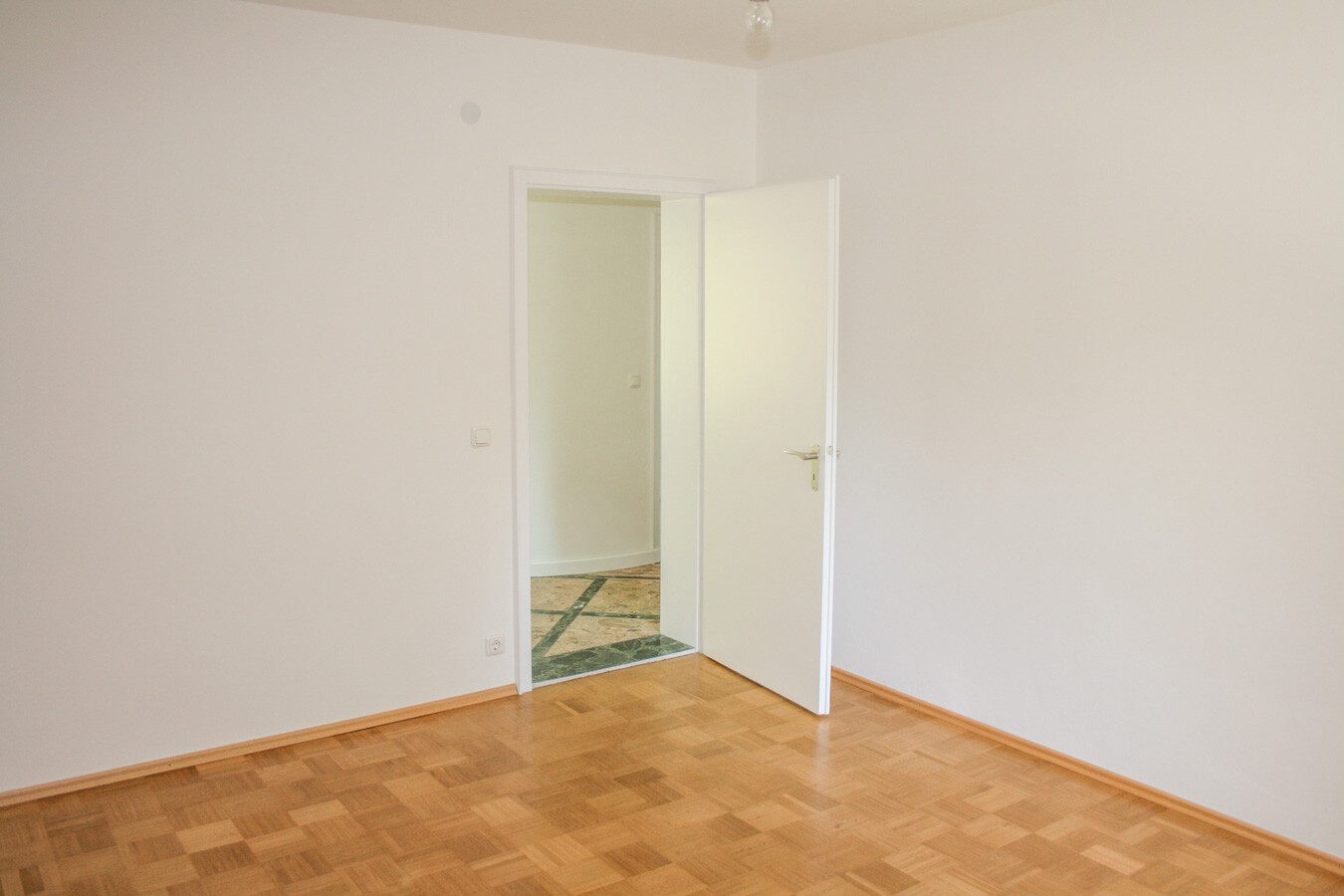 Immobilienangebot - Ottobrunn / Riemerling - Alle - Viel Raum, viele Möglichkeiten – großzügiges Wohn- und Geschäftshaus mit Garten, Terrasse und Balkon