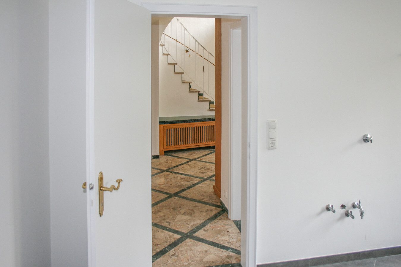 Immobilienangebot - Ottobrunn / Riemerling - Alle - Viel Raum, viele Möglichkeiten – großzügiges Wohn- und Geschäftshaus mit Garten, Terrasse und Balkon