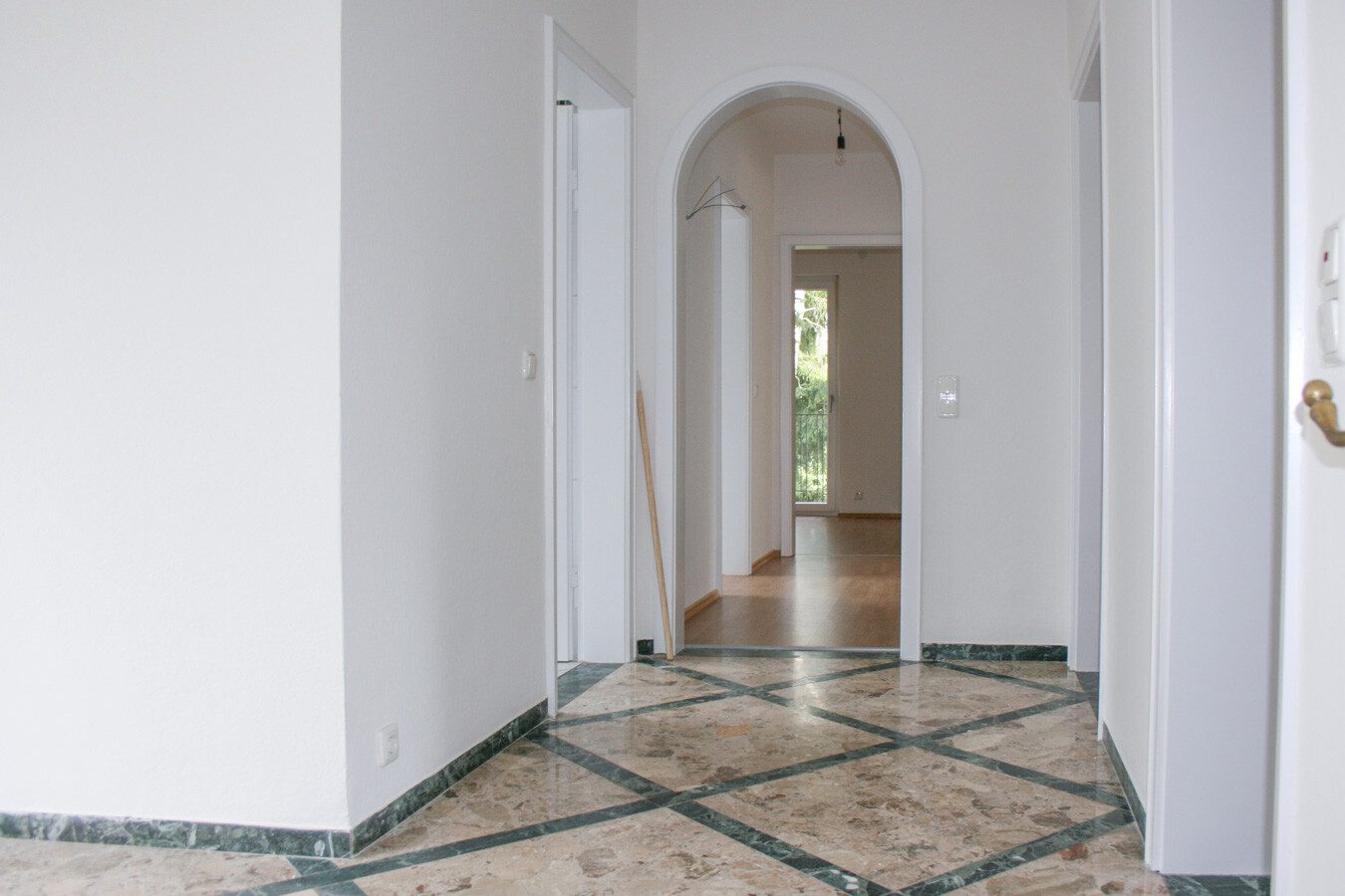 Immobilienangebot - Ottobrunn / Riemerling - Alle - Viel Raum, viele Möglichkeiten – großzügiges Wohn- und Geschäftshaus mit Garten, Terrasse und Balkon