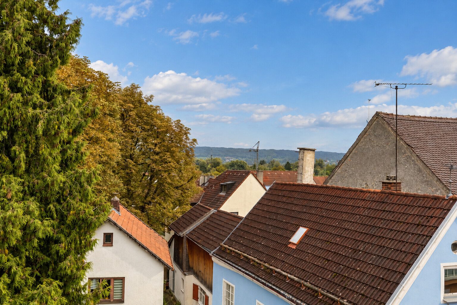Immobilienangebot - Dießen am Ammersee - Alle - Charmante 2-ZKB-Dachgeschosswohnung – mit Wintergarten, Aufzug und Kellerabteil