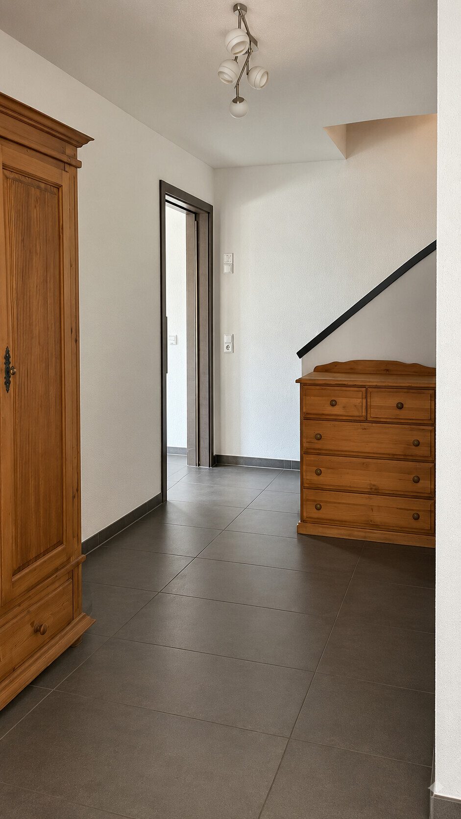 Flur – KI-gestützt optimiert: Störelemente dezent entfernt Immobilienangebot - Rosbach vor der Höhe - Alle - Modernes Wohnen auf hohem Niveau – großzügiges Einfamilienhaus in attraktiver Lage