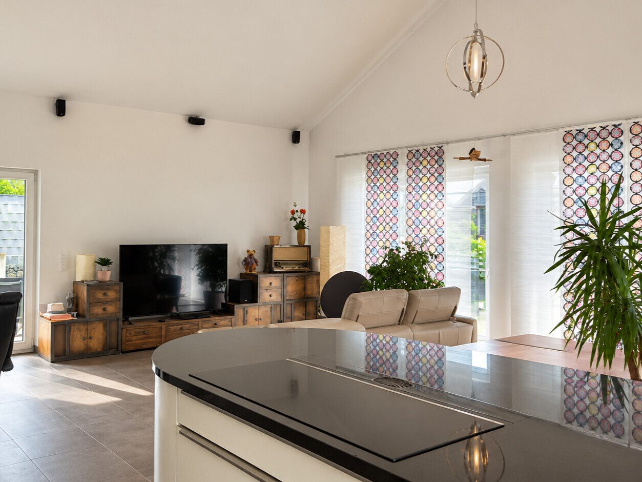 Wohn- und Esszimmer – KI-gestützt optimiert: Störelemente dezent entfernt Immobilienangebot - Rosbach vor der Höhe - Alle - Modernes Wohnen auf hohem Niveau – großzügiges Einfamilienhaus in attraktiver Lage
