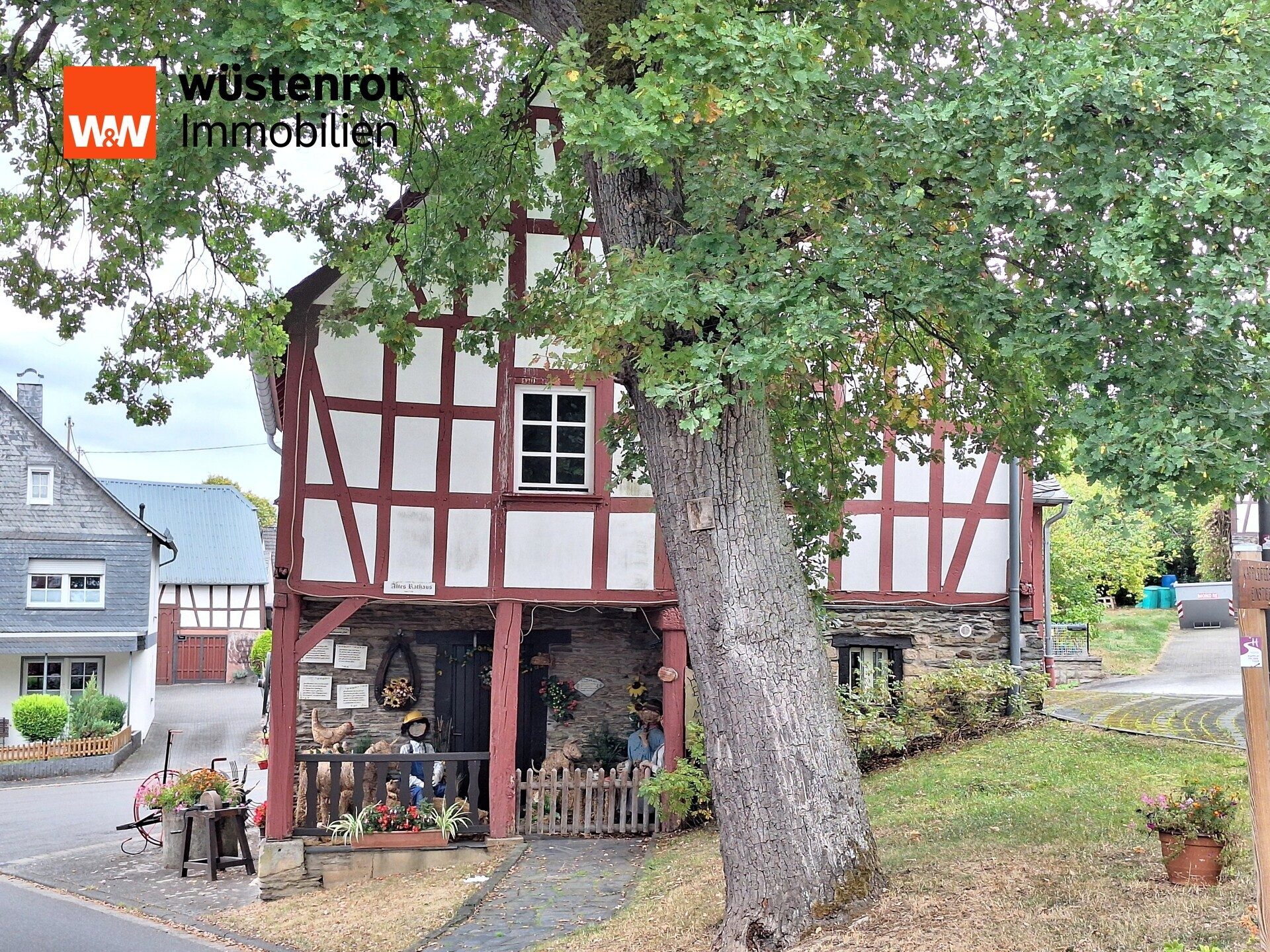 Immobilienangebot - Laufersweiler - Alle - sanierungsbedürftiges Haus 
- mit Scheune und Garage -