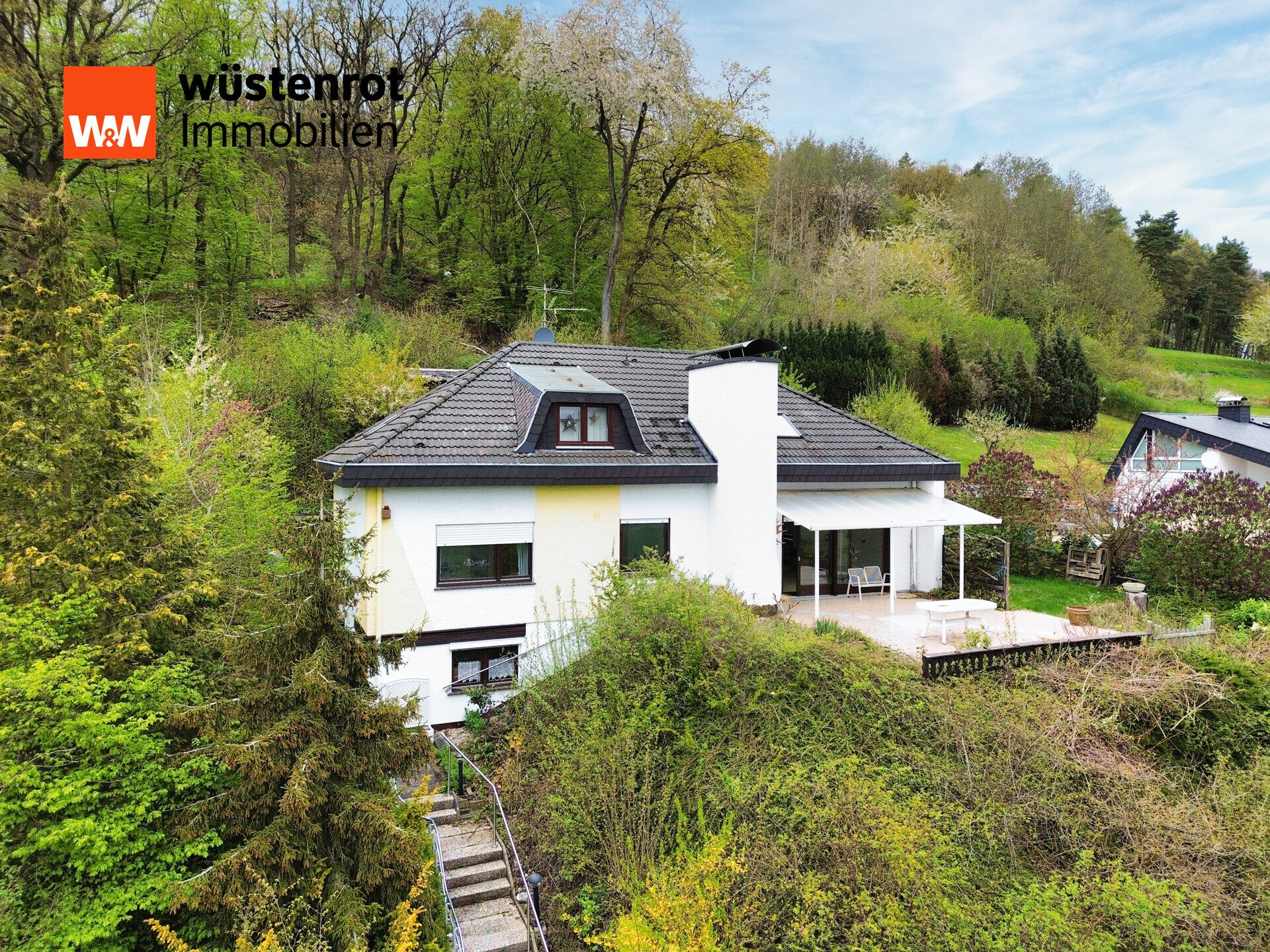 Immobilienangebot - Morschen / Altmorschen - Alle - Idyllisches Einfamilienhaus mit Einliegerwohnung und unverbaubarer Sicht in 34326 Altmorschen
