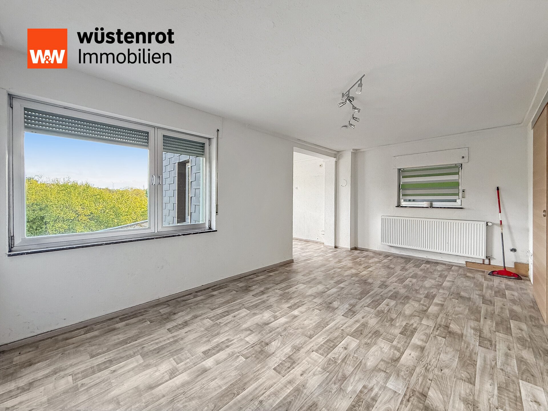 Immobilienangebot - Schwalbach - Alle - Zwei verbundene Mehrfamilienhäuser mit Baugrundstück – vielseitiges Entwicklungspotenzial