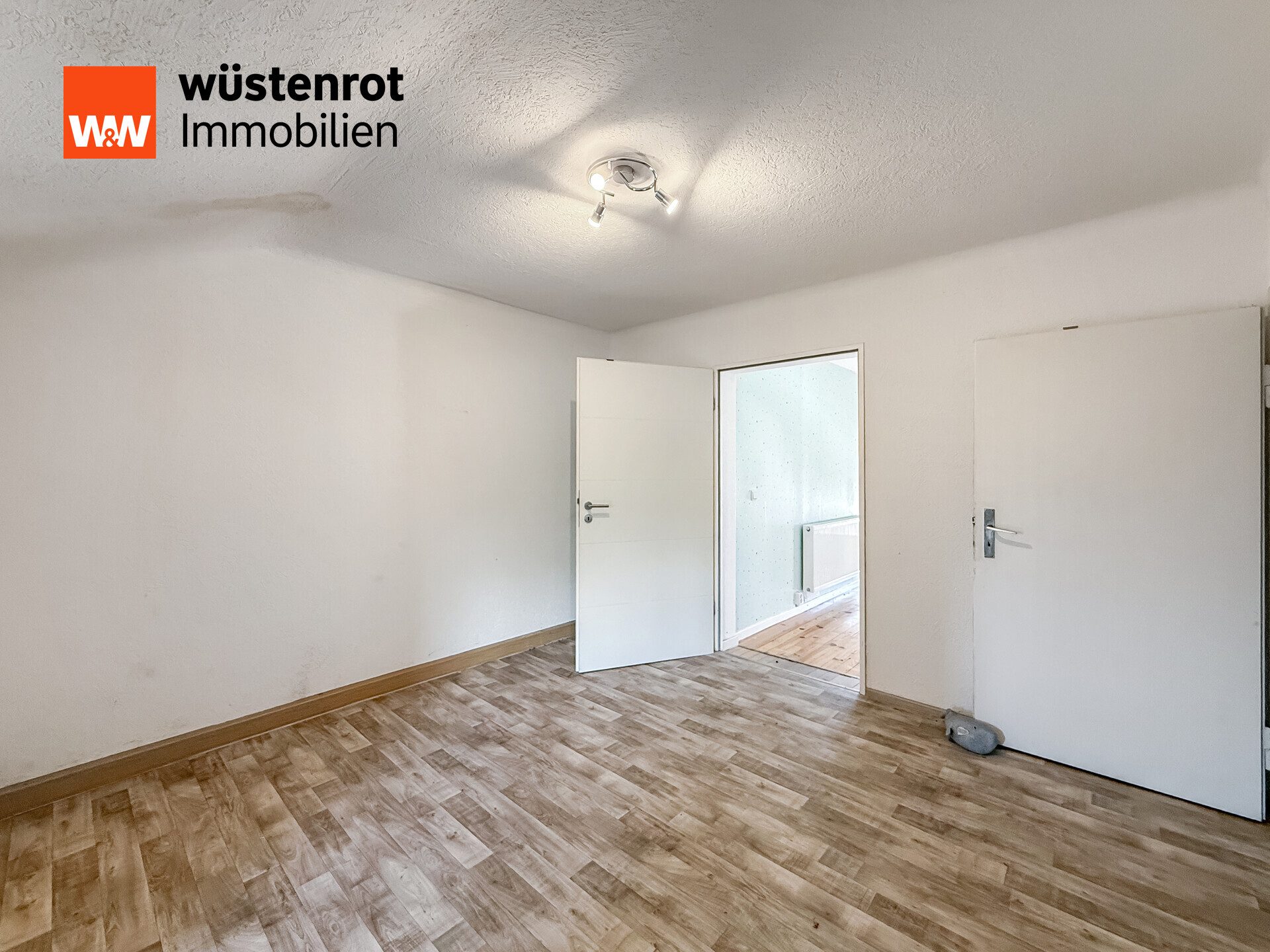 Immobilienangebot - Schwalbach - Alle - Zwei verbundene Mehrfamilienhäuser mit Baugrundstück – vielseitiges Entwicklungspotenzial