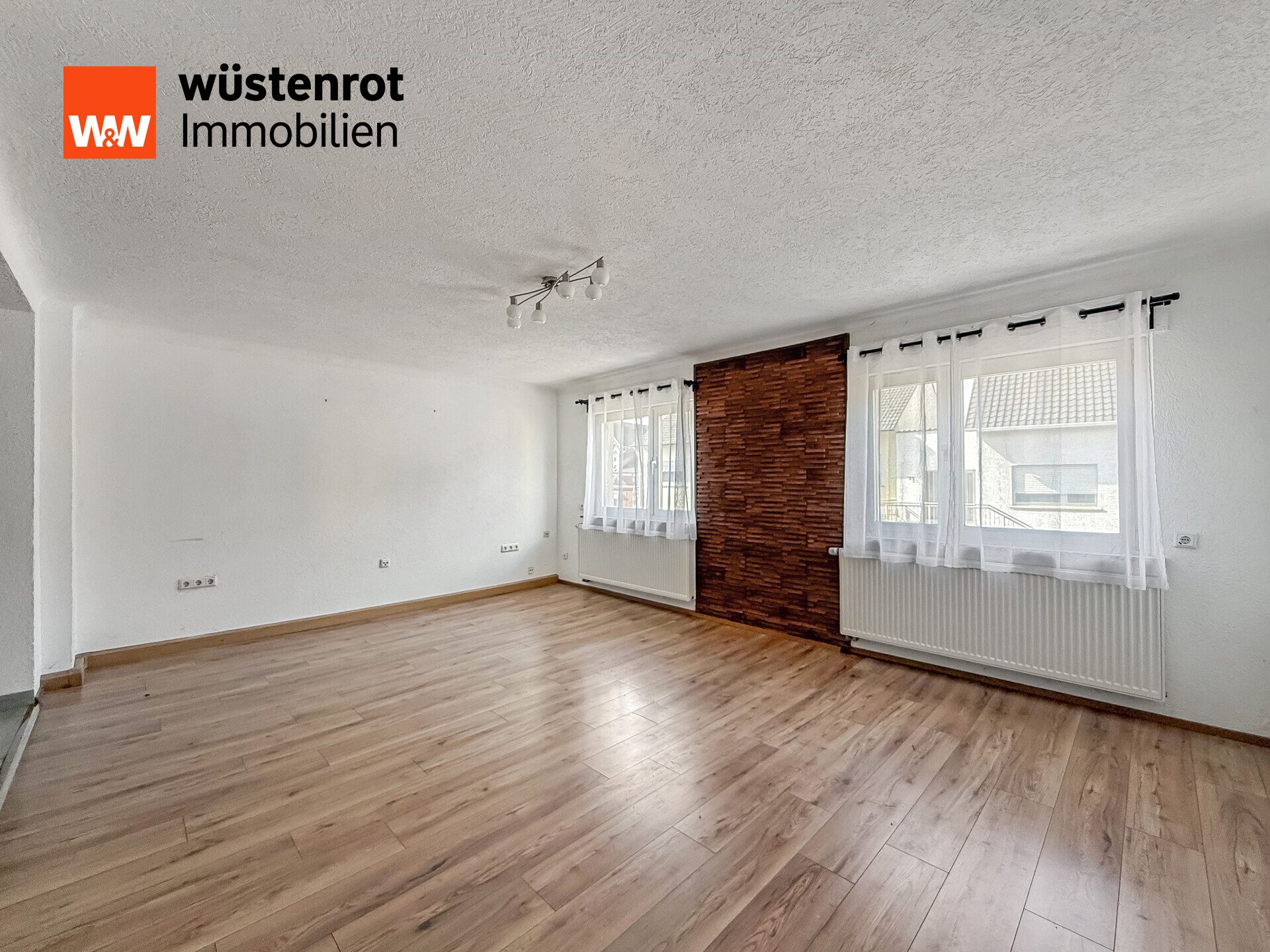 Immobilienangebot - Schwalbach - Alle - Zwei verbundene Mehrfamilienhäuser mit Baugrundstück – vielseitiges Entwicklungspotenzial