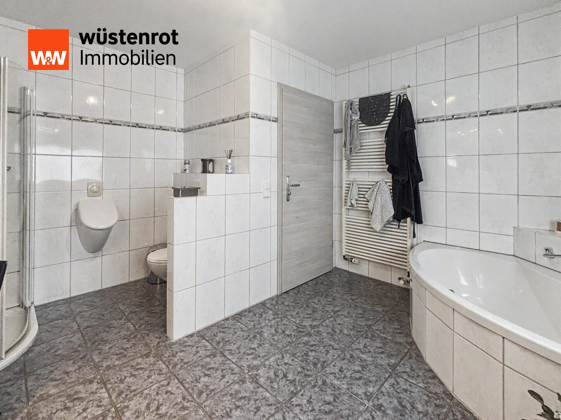 Immobilienangebot - Lingen (Ems) - Alle - Großzügiges Zweifamilienhaus mit mehreren Highlights auf großem Erbpachtgrundstück in Lingen (Ems)