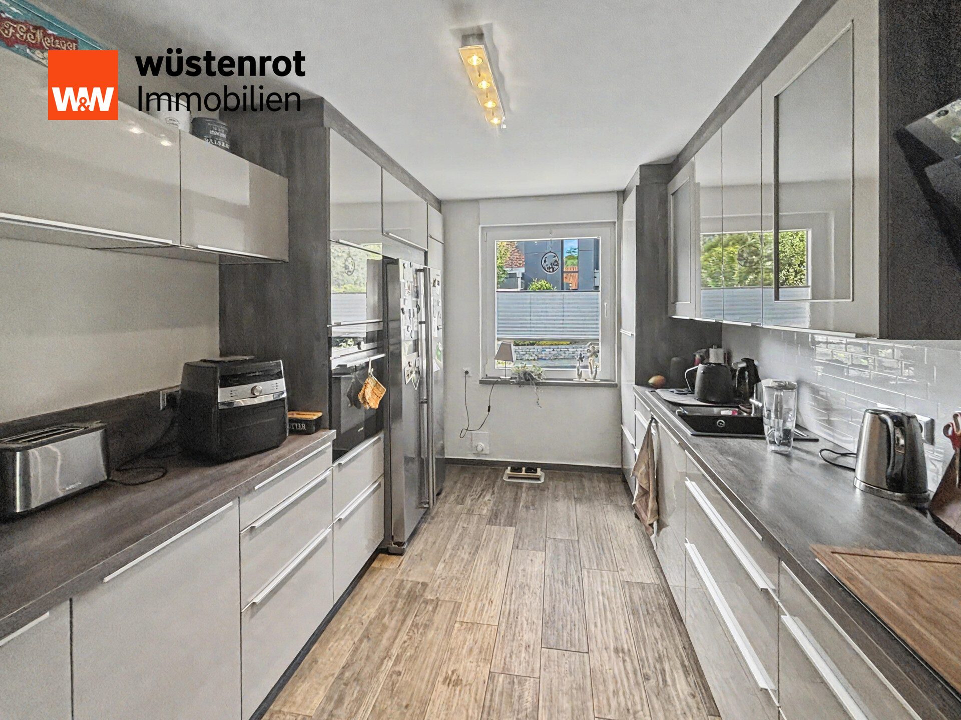 Immobilienangebot - Lingen (Ems) - Alle - Großzügiges Zweifamilienhaus mit mehreren Highlights auf großem Erbpachtgrundstück in Lingen (Ems)