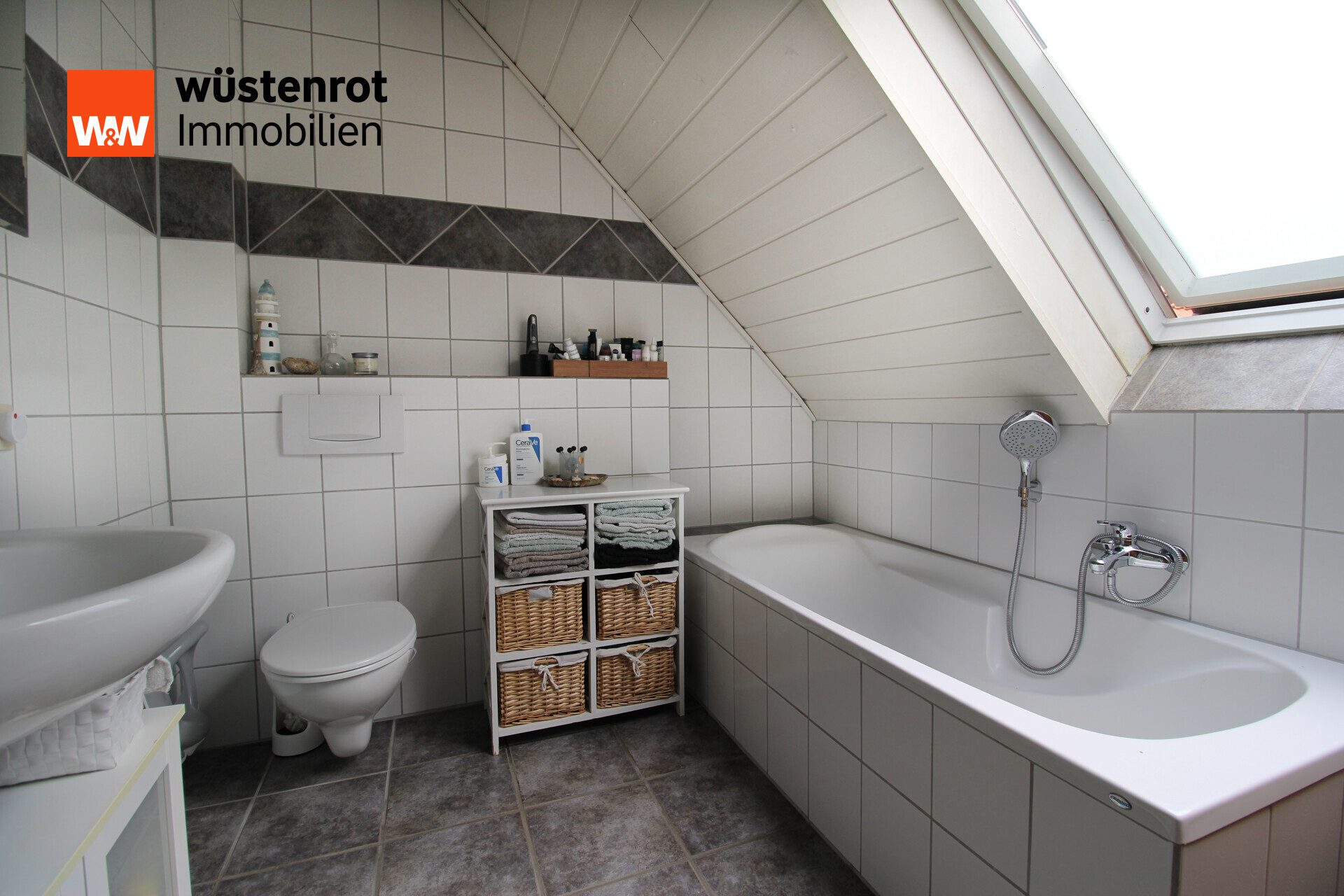 Immobilienangebot - Versmold - Alle - Wohnen wie in einer Doppelhaushälfte – großzügige Maisonettewohnung mit eigenem Garten in Versmold