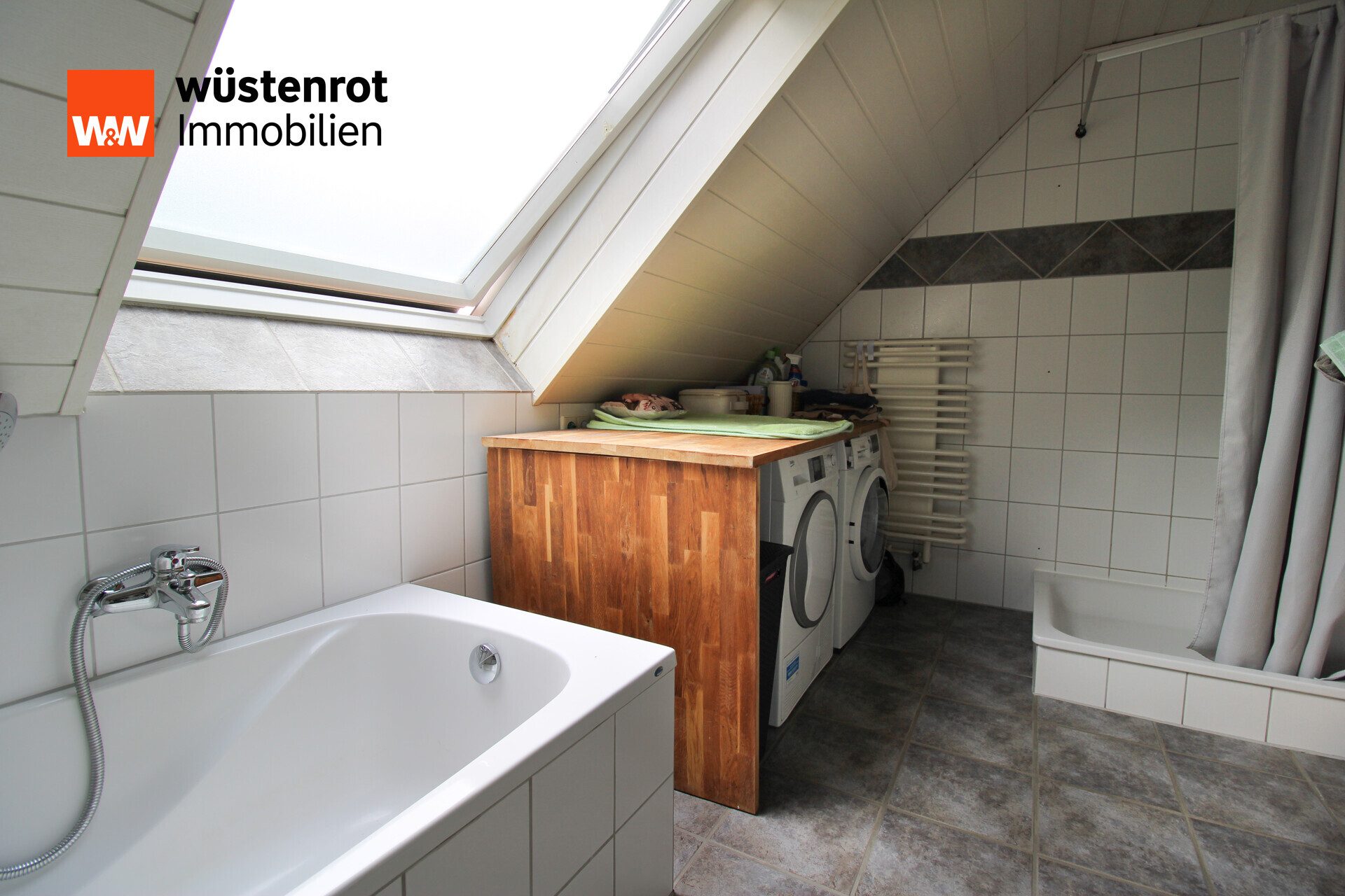 Immobilienangebot - Versmold - Alle - Wohnen wie in einer Doppelhaushälfte – großzügige Maisonettewohnung mit eigenem Garten in Versmold