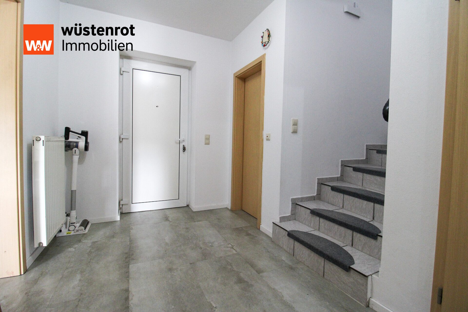 Immobilienangebot - Versmold - Alle - Wohnen wie in einer Doppelhaushälfte – großzügige Maisonettewohnung mit eigenem Garten in Versmold