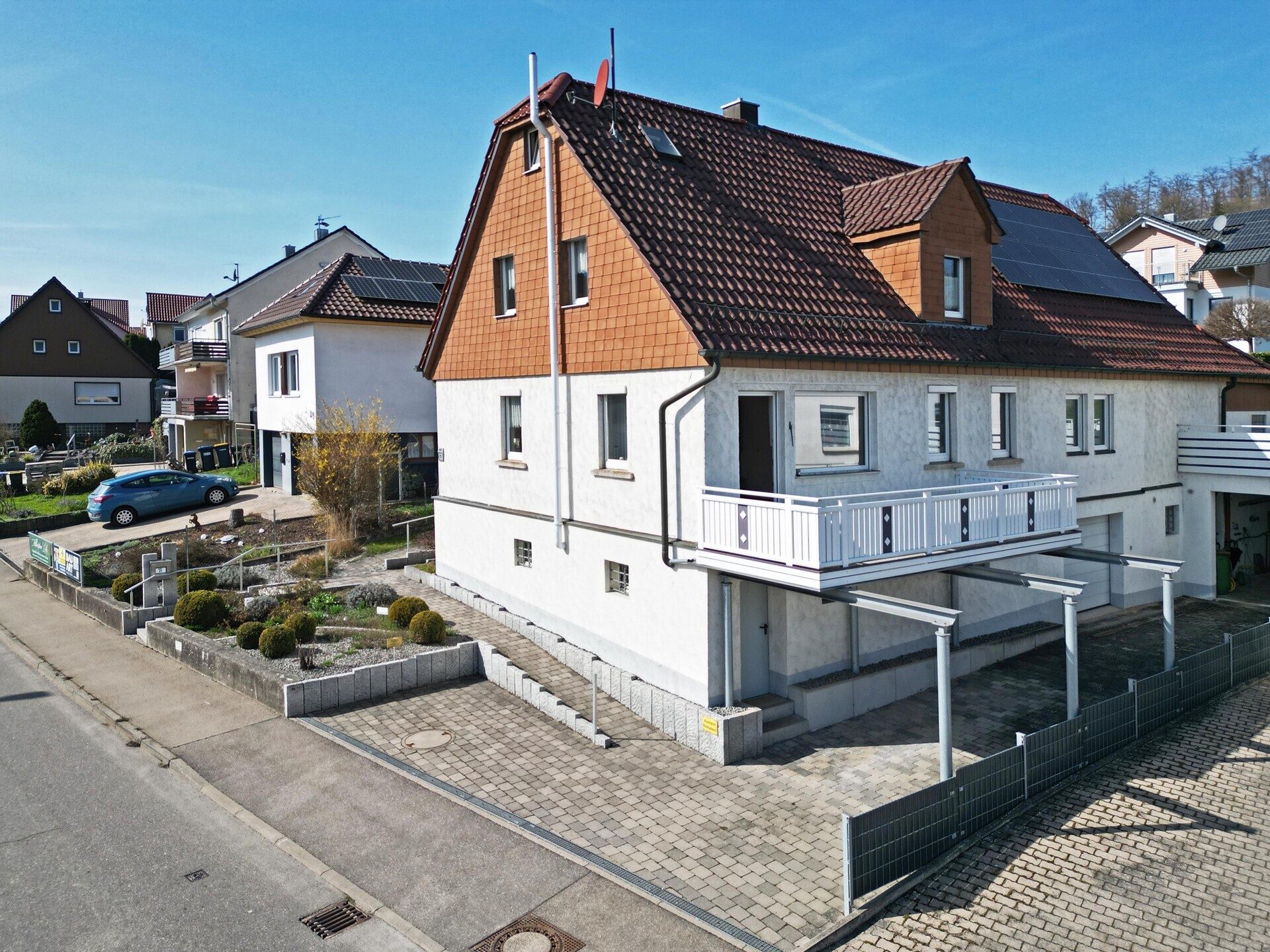 Immobilienangebot - Frickenhausen / Tischardt - Alle - Endlich Platz für Familie und Hobby.
8 Zimmer auf 149 m² zum Wohnen.
251 m² fürs Hobby. 2 Garagen.