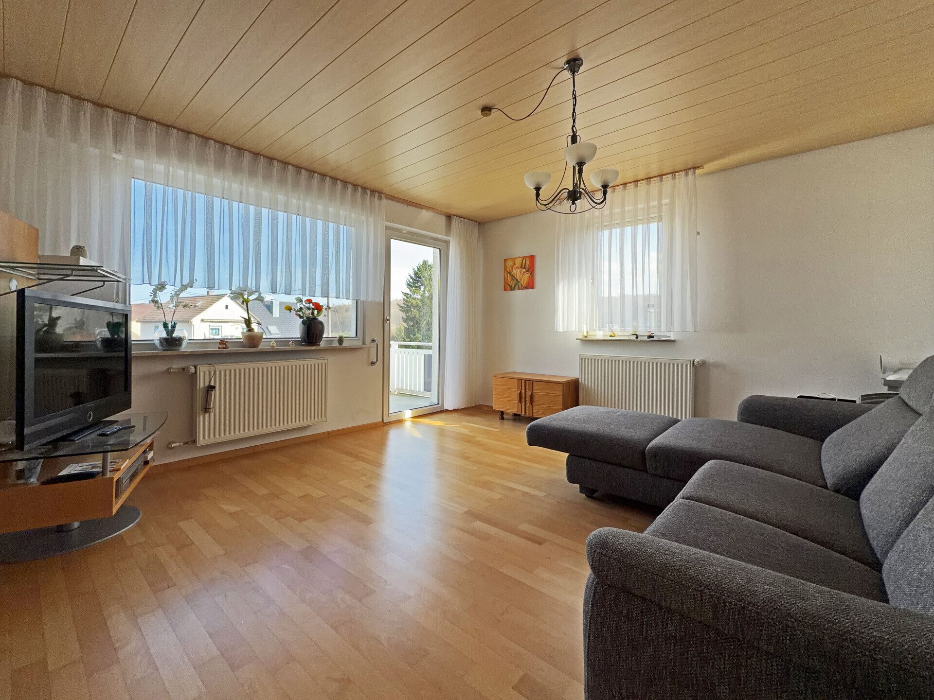 Immobilienangebot - Frickenhausen / Tischardt - Alle - Endlich Platz für Familie und Hobby.
8 Zimmer auf 149 m² zum Wohnen.
251 m² fürs Hobby. 2 Garagen.