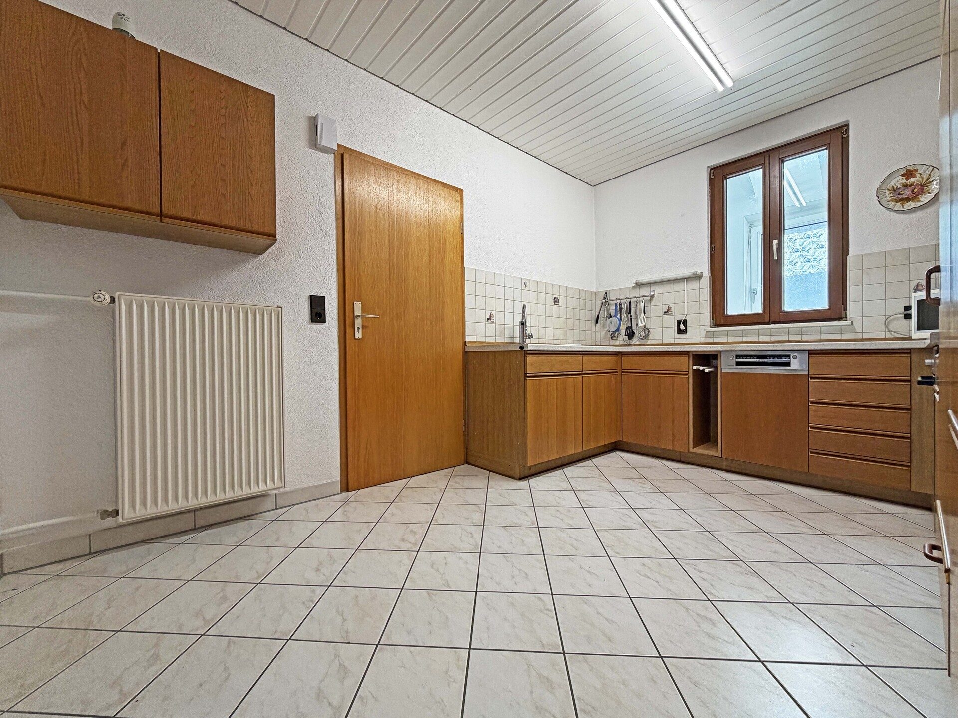 Immobilienangebot - Frickenhausen / Tischardt - Alle - Endlich Platz für Familie und Hobby.
8 Zimmer auf 149 m² zum Wohnen.
251 m² fürs Hobby. 2 Garagen.