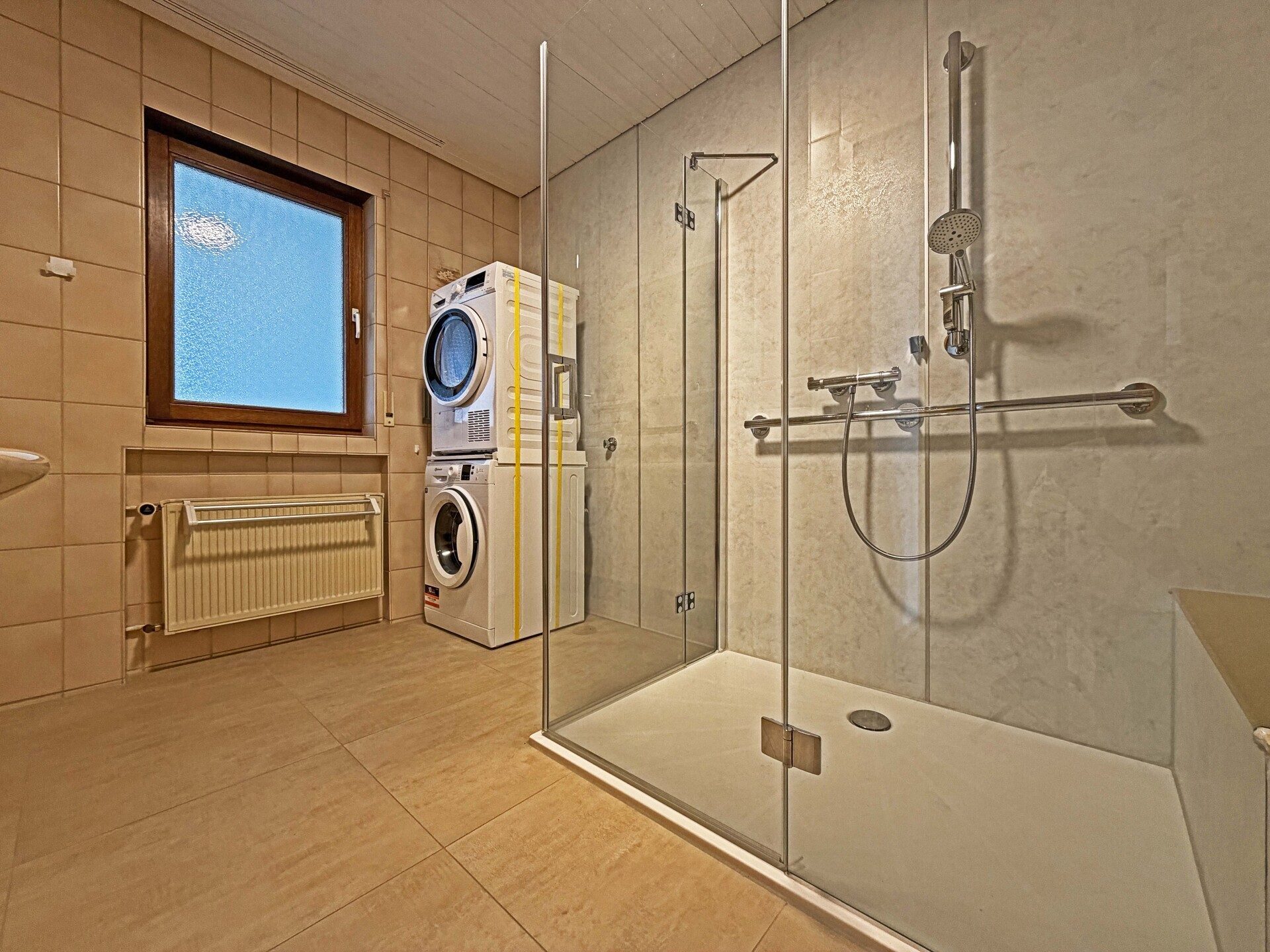 Immobilienangebot - Frickenhausen / Tischardt - Alle - Endlich Platz für Familie und Hobby.
8 Zimmer auf 149 m² zum Wohnen.
251 m² fürs Hobby. 2 Garagen.