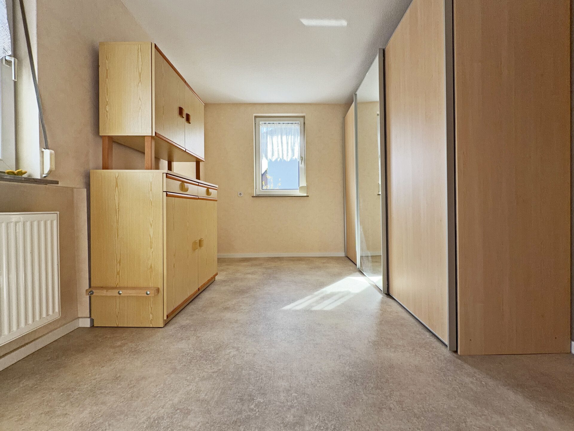 Immobilienangebot - Frickenhausen / Tischardt - Alle - Endlich Platz für Familie und Hobby.
8 Zimmer auf 149 m² zum Wohnen.
251 m² fürs Hobby. 2 Garagen.