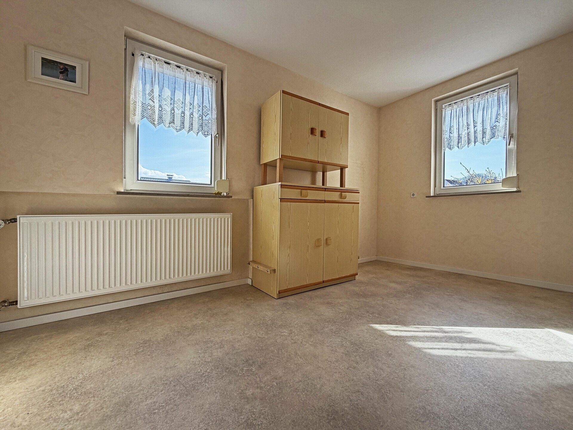 Immobilienangebot - Frickenhausen / Tischardt - Alle - Endlich Platz für Familie und Hobby.
8 Zimmer auf 149 m² zum Wohnen.
251 m² fürs Hobby. 2 Garagen.