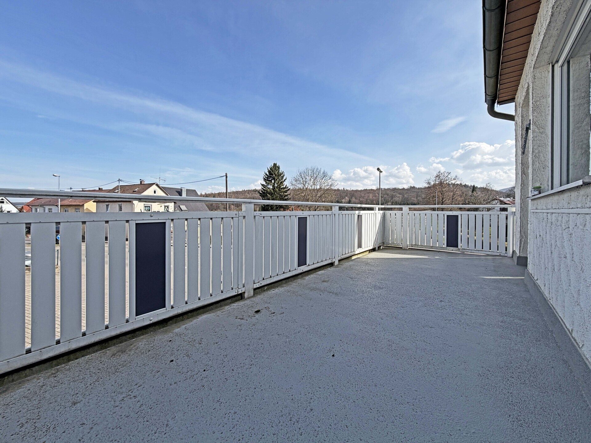 Immobilienangebot - Frickenhausen / Tischardt - Alle - Endlich Platz für Familie und Hobby.
8 Zimmer auf 149 m² zum Wohnen.
251 m² fürs Hobby. 2 Garagen.