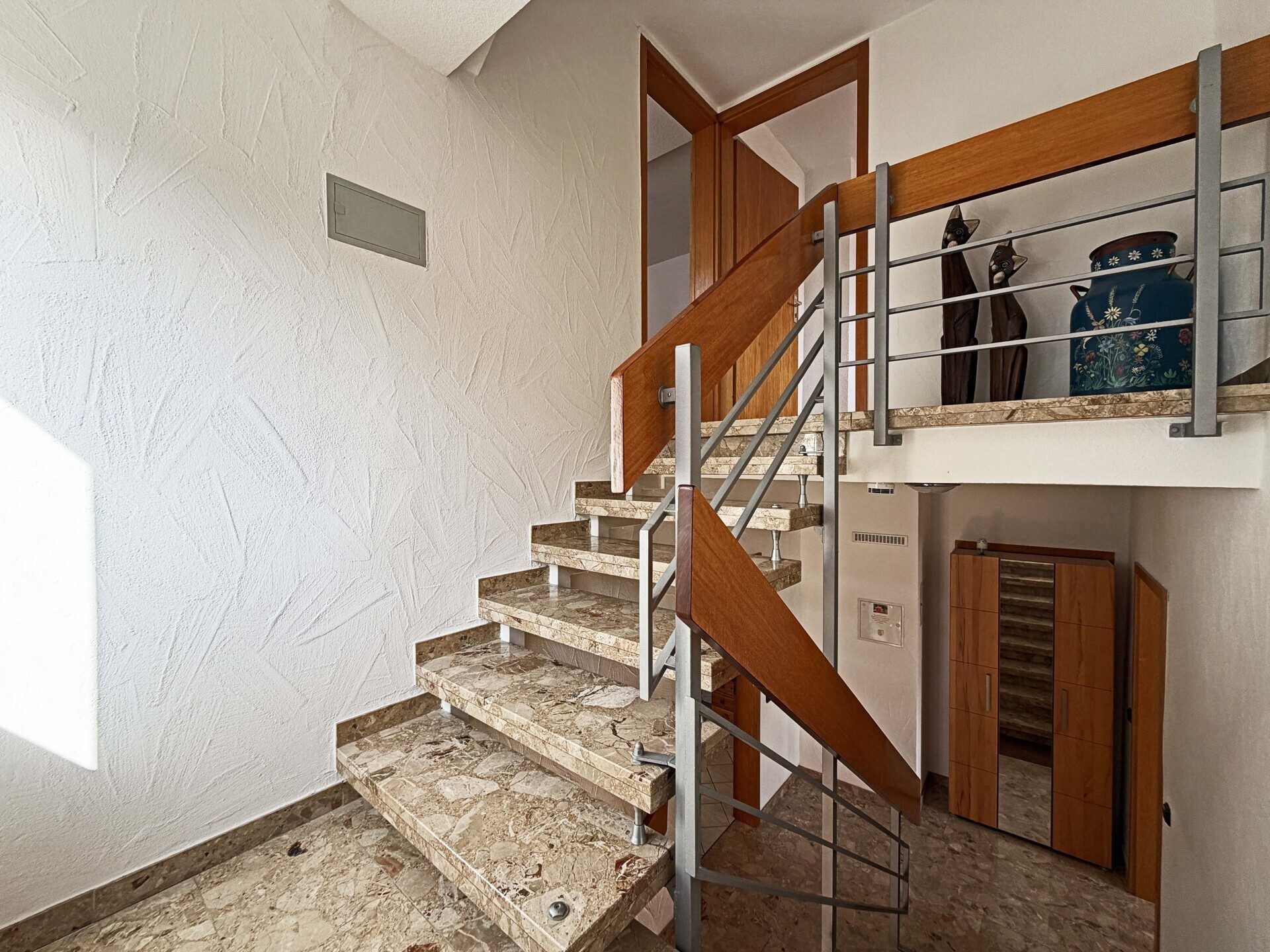 Immobilienangebot - Frickenhausen / Tischardt - Alle - Endlich Platz für Familie und Hobby.
8 Zimmer auf 149 m² zum Wohnen.
251 m² fürs Hobby. 2 Garagen.