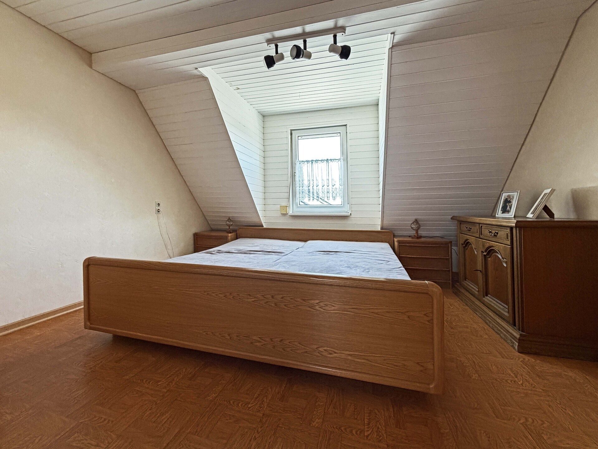 Immobilienangebot - Frickenhausen / Tischardt - Alle - Endlich Platz für Familie und Hobby.
8 Zimmer auf 149 m² zum Wohnen.
251 m² fürs Hobby. 2 Garagen.