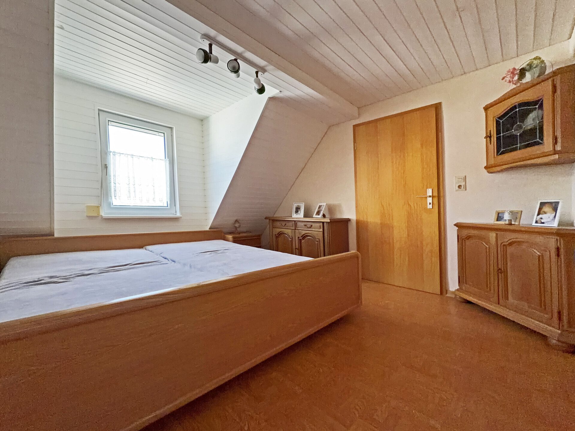 Immobilienangebot - Frickenhausen / Tischardt - Alle - Endlich Platz für Familie und Hobby.
8 Zimmer auf 149 m² zum Wohnen.
251 m² fürs Hobby. 2 Garagen.