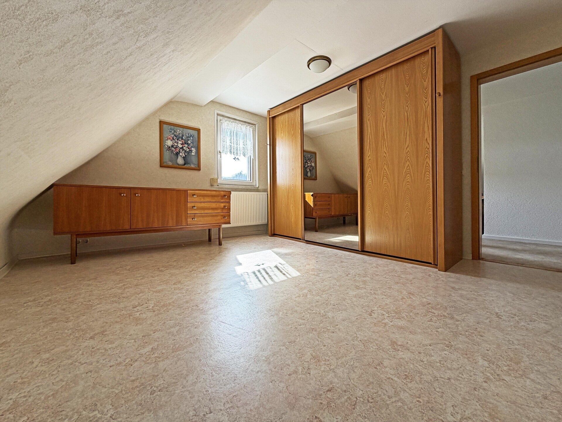 Immobilienangebot - Frickenhausen / Tischardt - Alle - Endlich Platz für Familie und Hobby.
8 Zimmer auf 149 m² zum Wohnen.
251 m² fürs Hobby. 2 Garagen.