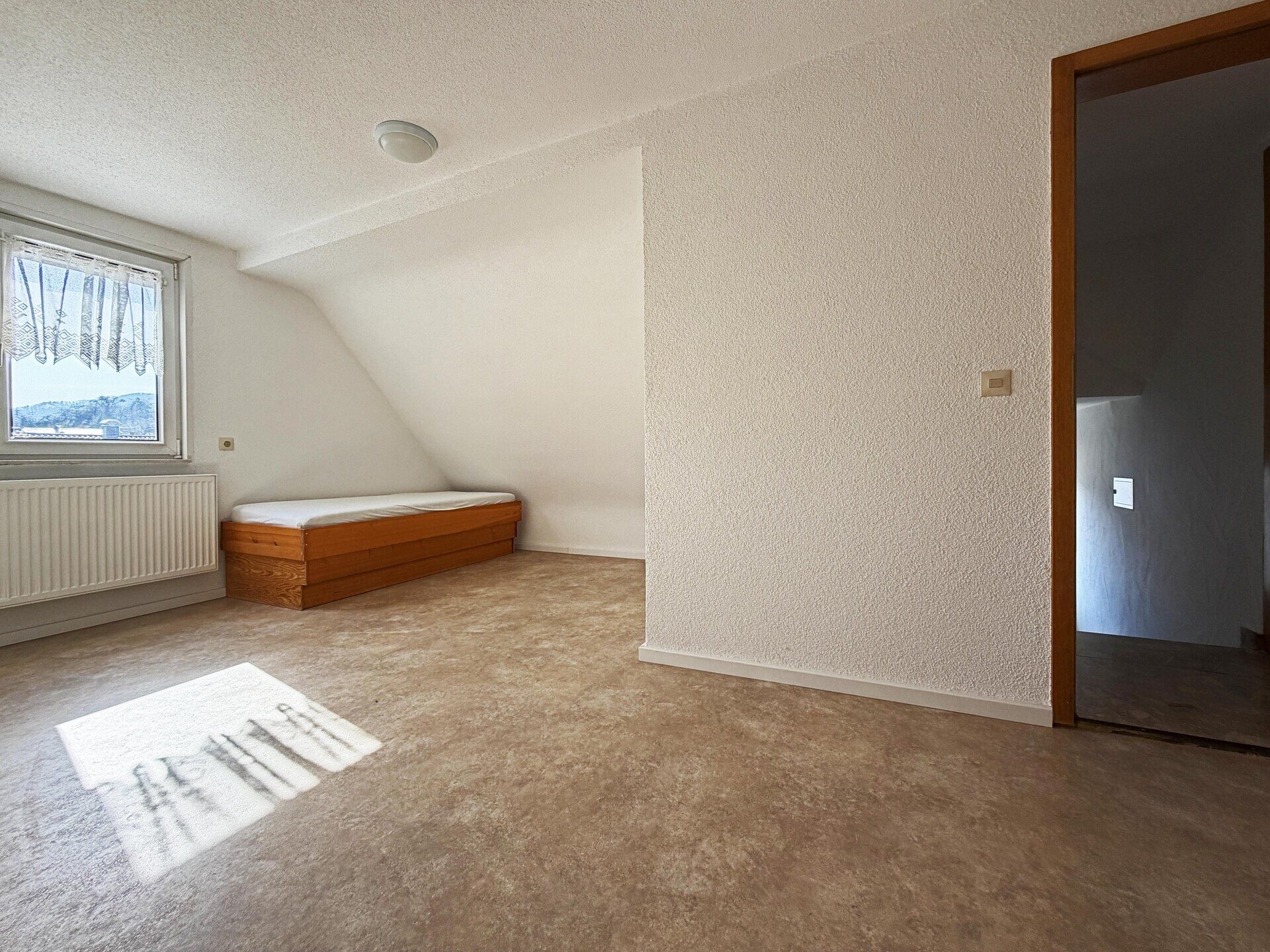 Immobilienangebot - Frickenhausen / Tischardt - Alle - Endlich Platz für Familie und Hobby.
8 Zimmer auf 149 m² zum Wohnen.
251 m² fürs Hobby. 2 Garagen.