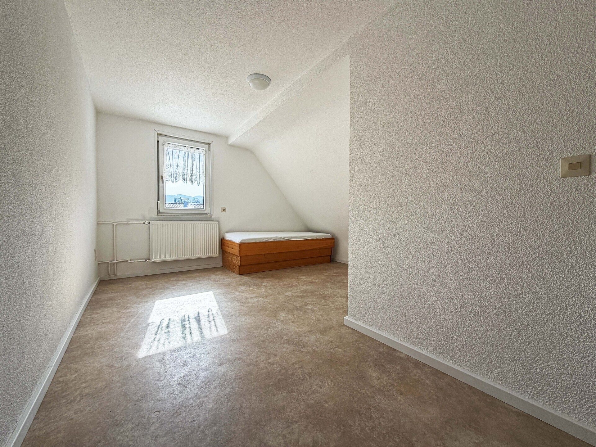Immobilienangebot - Frickenhausen / Tischardt - Alle - Endlich Platz für Familie und Hobby.
8 Zimmer auf 149 m² zum Wohnen.
251 m² fürs Hobby. 2 Garagen.
