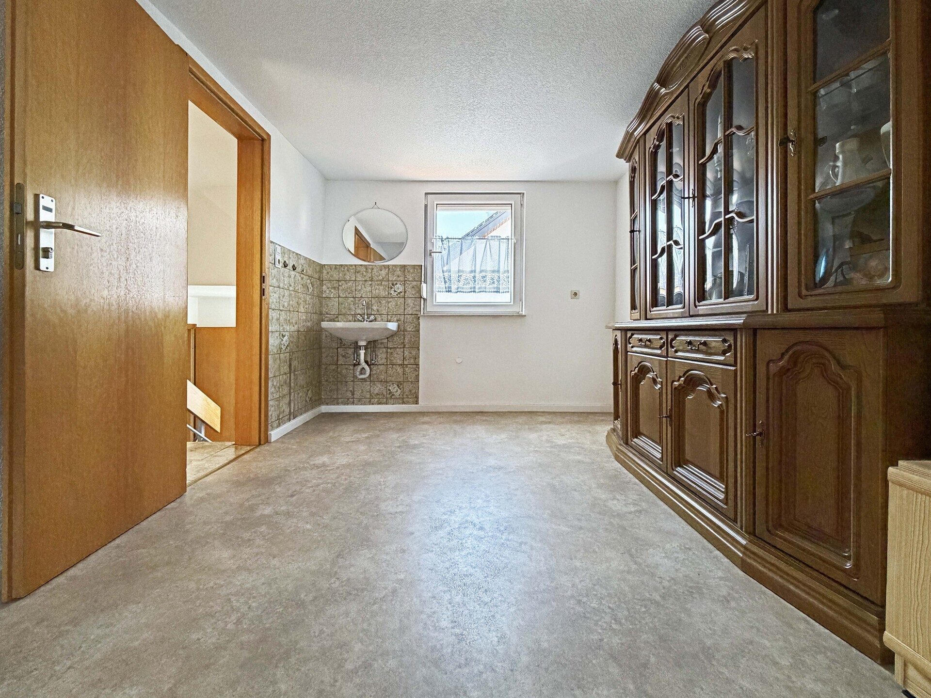 Immobilienangebot - Frickenhausen / Tischardt - Alle - Endlich Platz für Familie und Hobby.
8 Zimmer auf 149 m² zum Wohnen.
251 m² fürs Hobby. 2 Garagen.