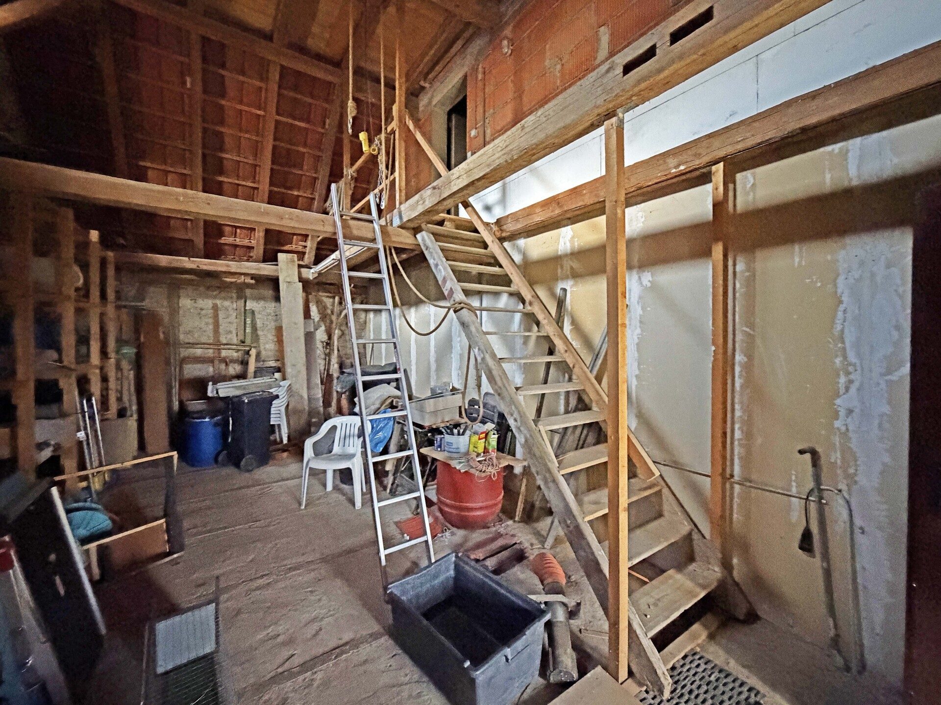 Immobilienangebot - Frickenhausen / Tischardt - Alle - Endlich Platz für Familie und Hobby.
8 Zimmer auf 149 m² zum Wohnen.
251 m² fürs Hobby. 2 Garagen.