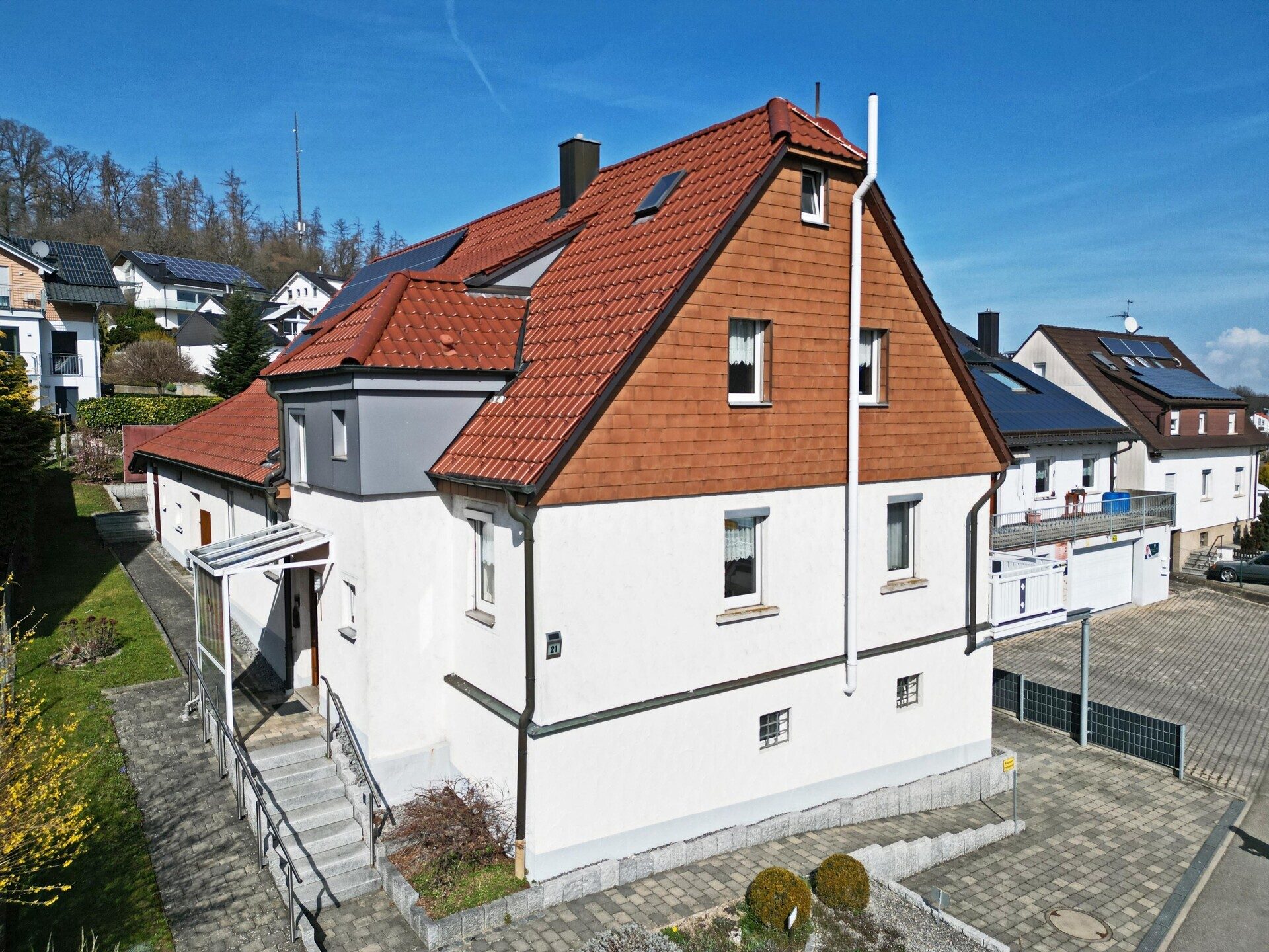 Immobilienangebot - Frickenhausen / Tischardt - Alle - Endlich Platz für Familie und Hobby.
8 Zimmer auf 149 m² zum Wohnen.
251 m² fürs Hobby. 2 Garagen.