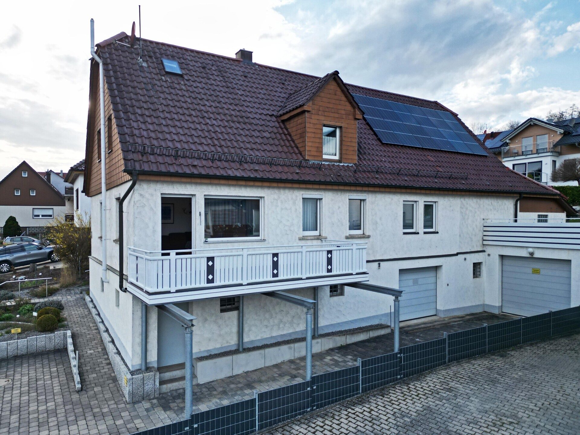 Immobilienangebot - Frickenhausen / Tischardt - Alle - Endlich Platz für Familie und Hobby.
8 Zimmer auf 149 m² zum Wohnen.
251 m² fürs Hobby. 2 Garagen.